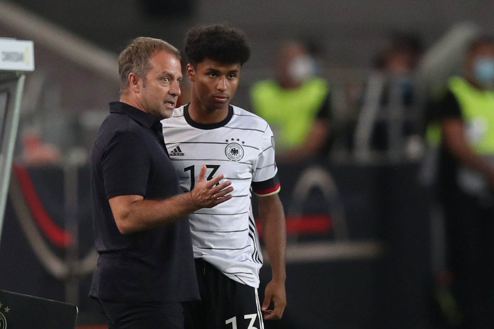 Trainer Hansi Flick (l) arbeitet wieder mit Karim Adeyemi zusammen. (Archivbild)
