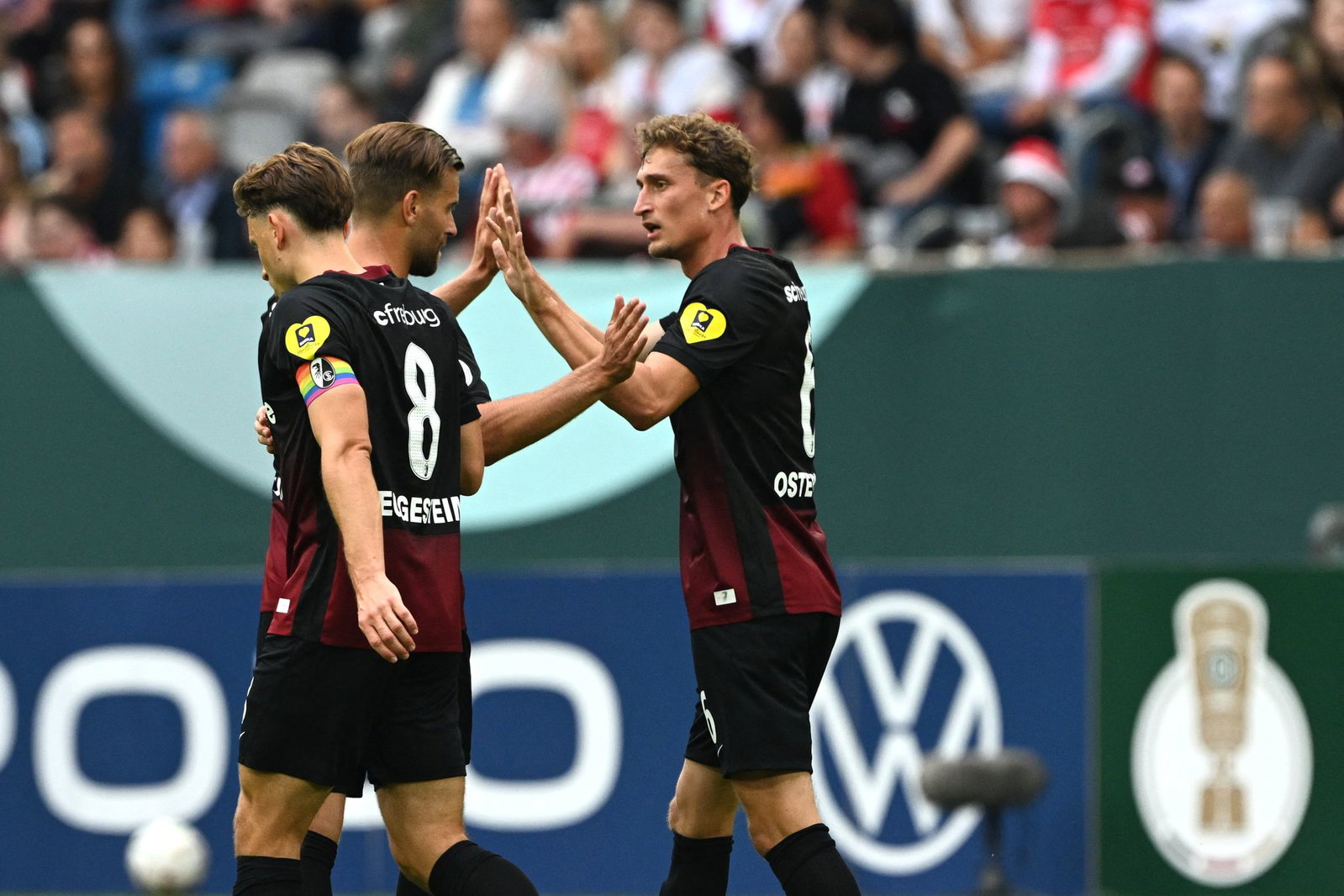 Der SC Freiburg jubelt über das Tor zum 1:0. 