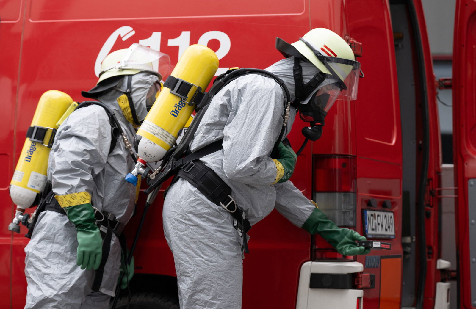 Die Berufsfeuerwehr Mainz hat auf dem Campus der Johannes Gutenberg-Universität den Umgang mit radioaktiven Stoffen trainiert.