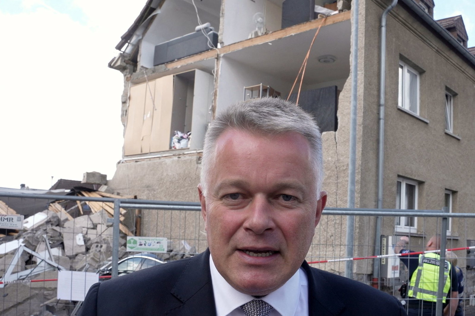 Schnieder macht sich ein Bild vor Ort.