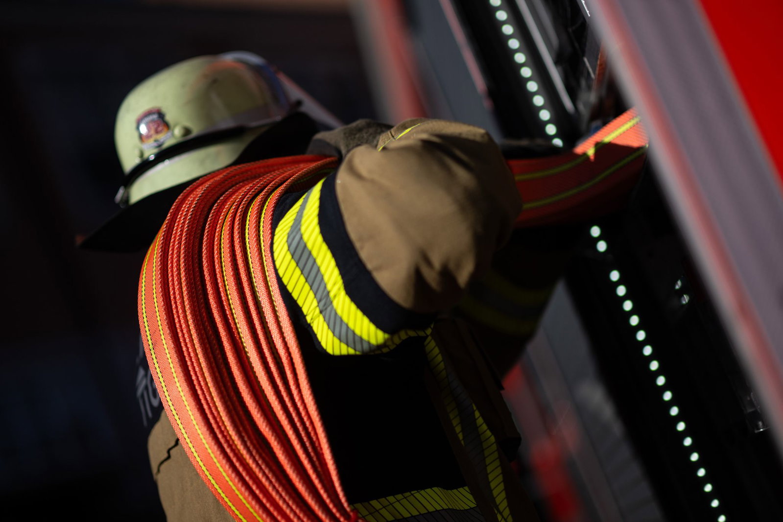 Die Feuerwehr war mit 19 Fahrzeugen und 112 Einsatzkräften vor Ort. (Symbolbild)
