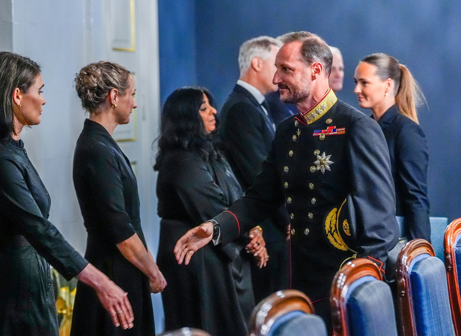 König Haakon (M) wird sich heute an das Volk wenden. 