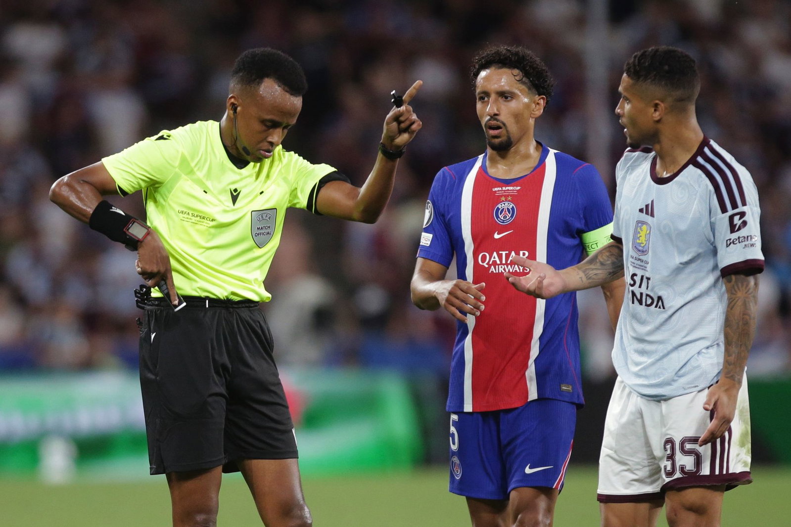 Schiedsrichter Omar Artan aus Somalia leitet als erster Nicht-Europäer den UEFA-Supercup.
