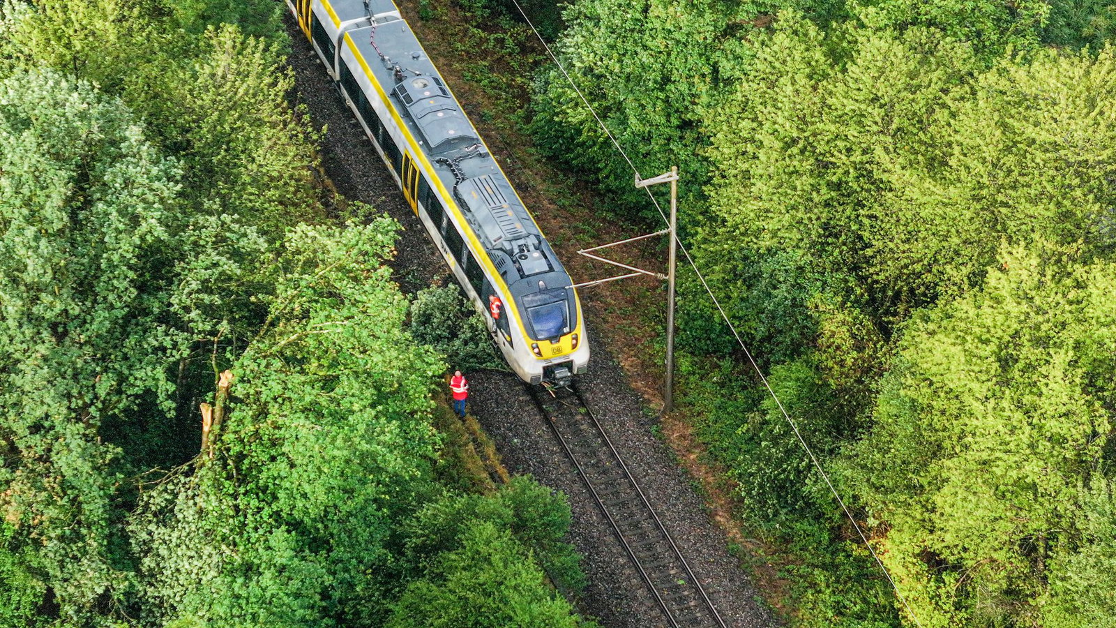 Ein Regionalzug der Deutschen Bahn steht bei Oppenweiler auf der Strecke. 