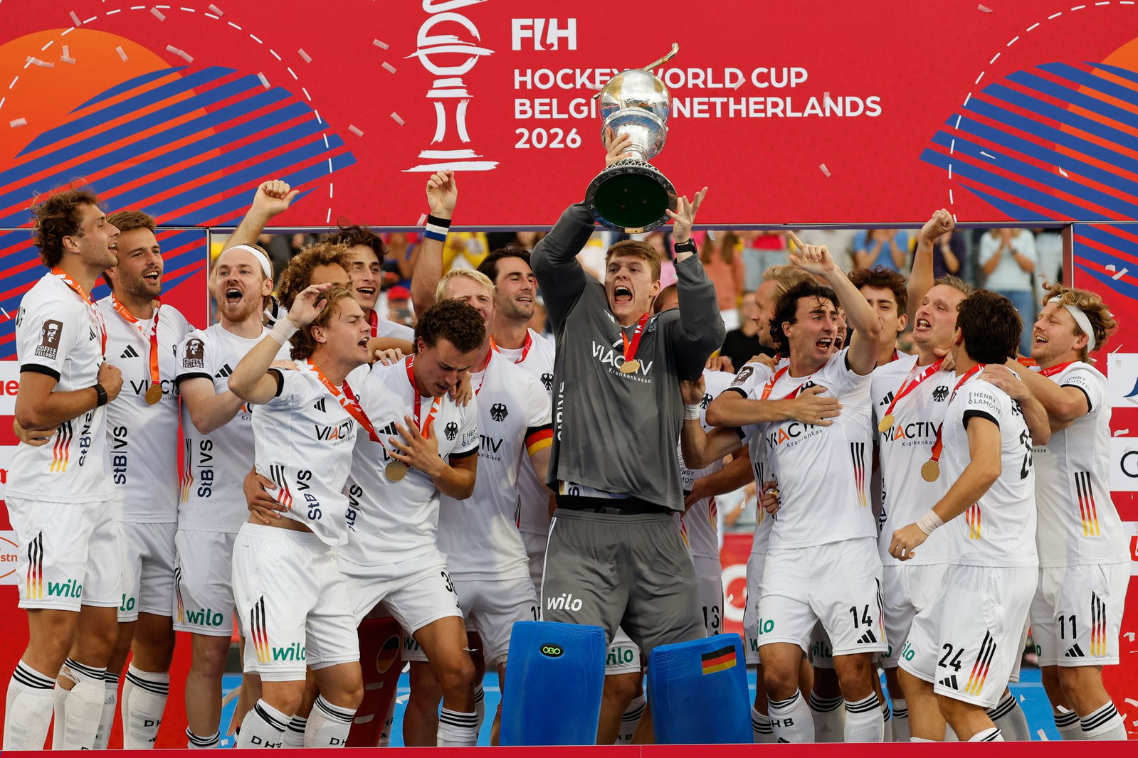 Die deutschen Hockeyspieler mit dem WM-Pokal.
