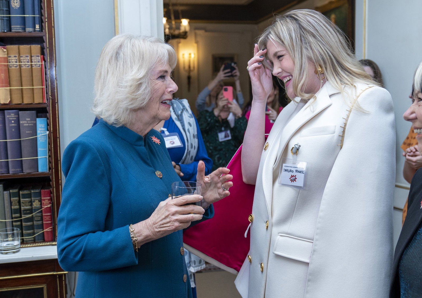 Dargestellte trifft Darstellerin: Im März 2022 trafen sich Camilla und die «The Crown»-Schauspielerin Emerald Fennell. (Archivbild)
