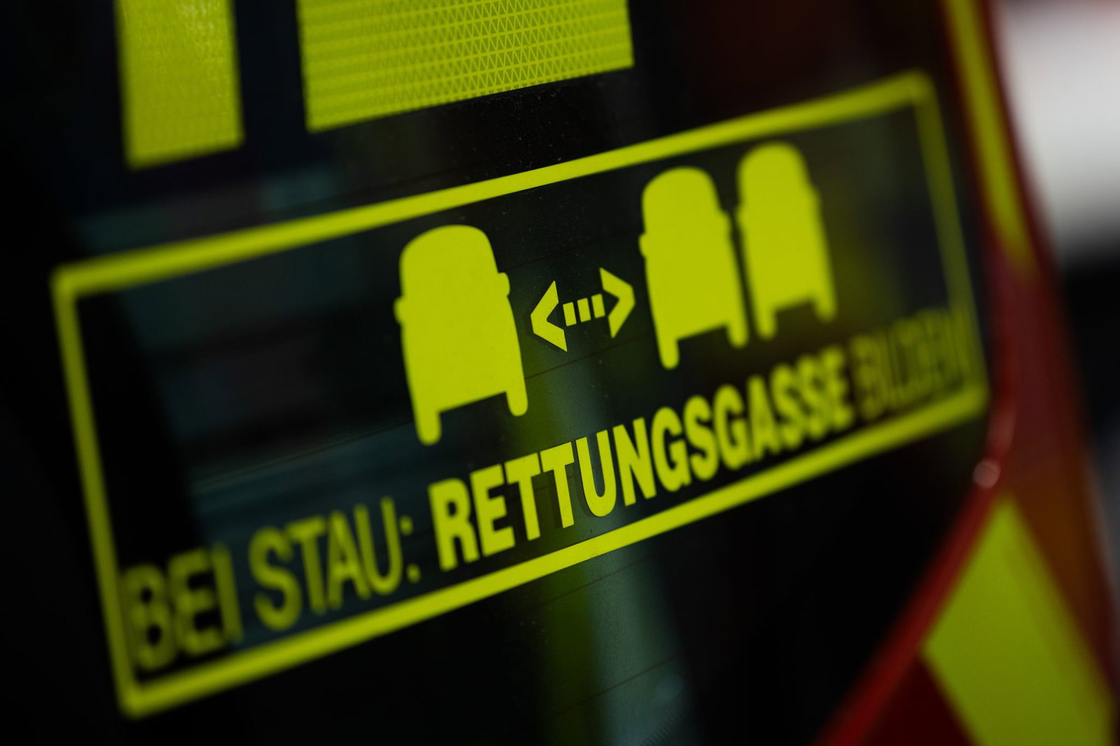 Wenn man keine Rettungsgasse bildet, droht ein Fahrverbot. (Symbolbild)