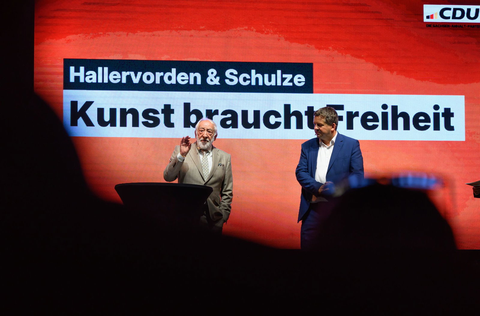 An vier Abenden laden Schauspieler Dieter Hallervorden und Ministerpräsident Sven Schulze vor der Landtagswahl zum Gespräch. 