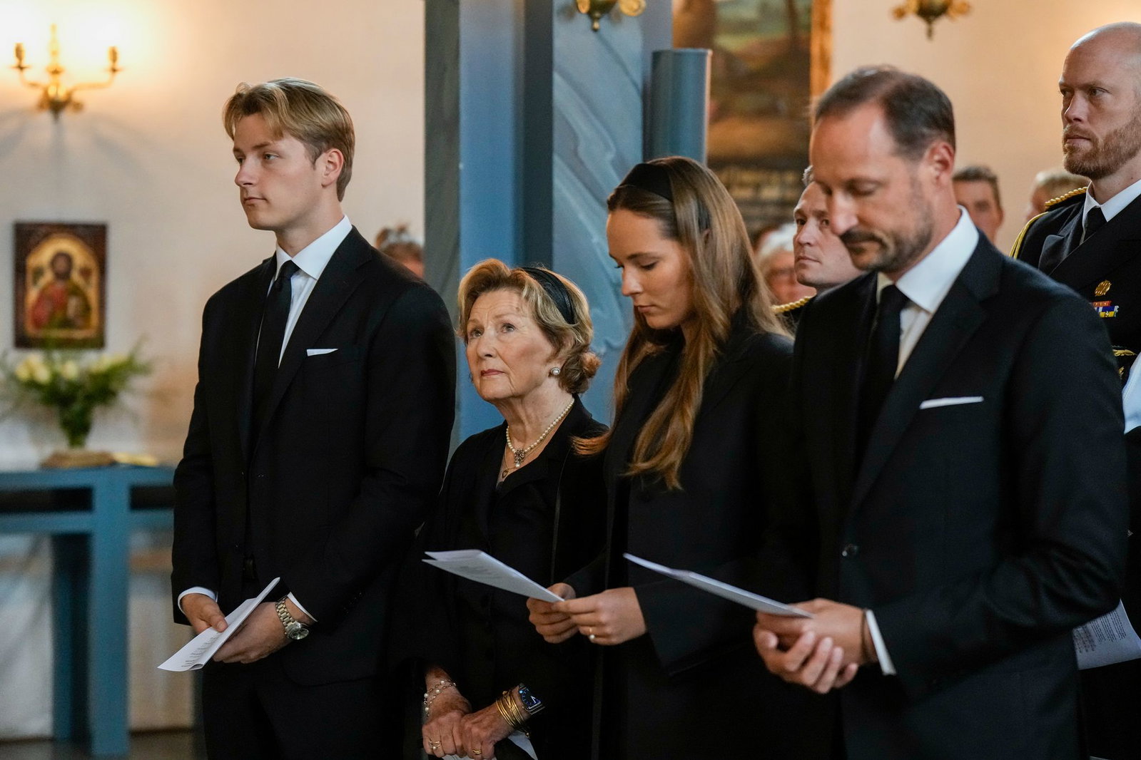 Den Gedenkgottesdienst besuchte König Haakon VIII. (rechts) mit Kronprinzessin Ingrid Alexandra (2. v.r.), Königin Sonja (2.v.l.) und Prinz Sverre Magnus (links).