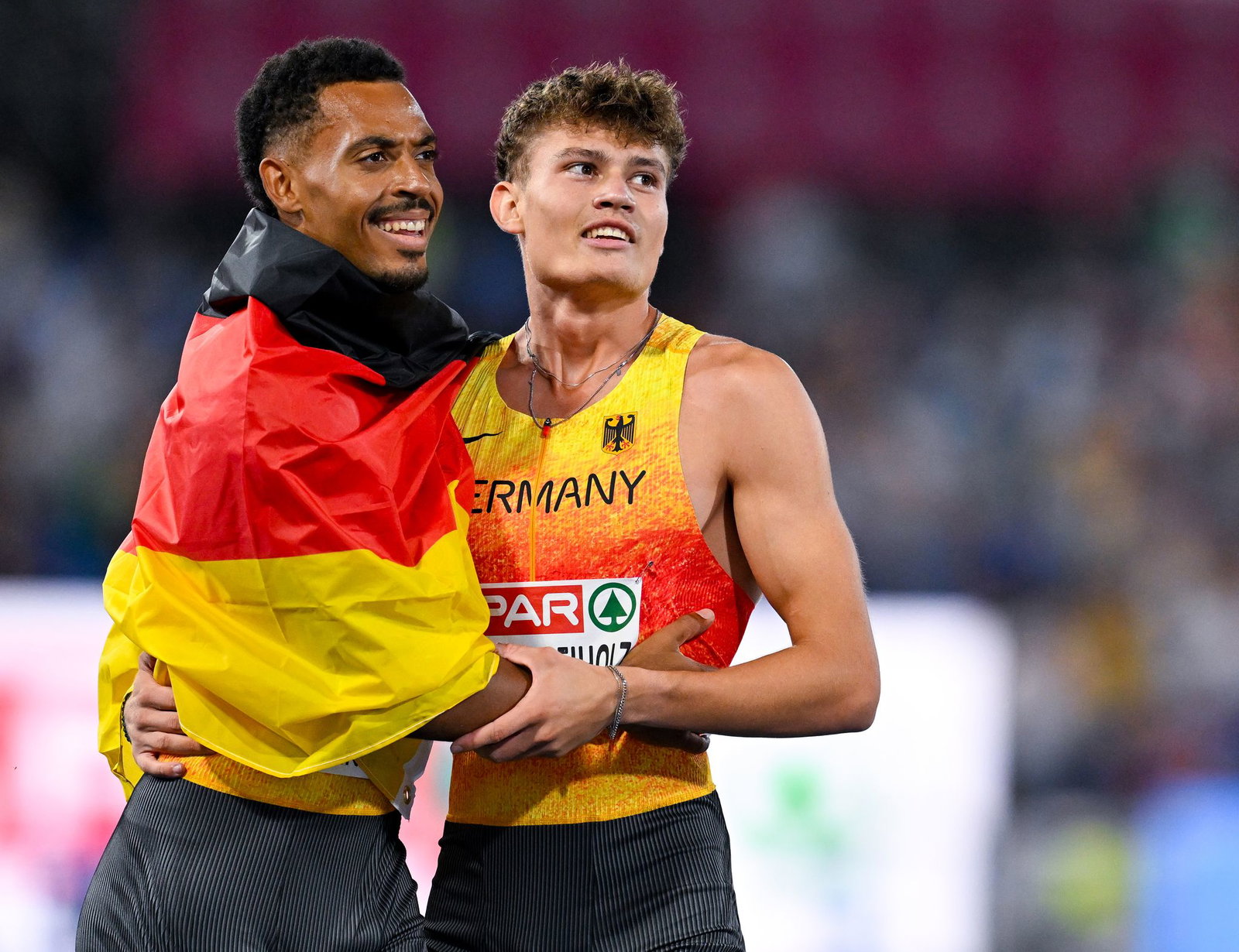 Nach dem Rennen tröstete Emil Agyekum den fünftplatzierten Owe Fischer-Breiholz.