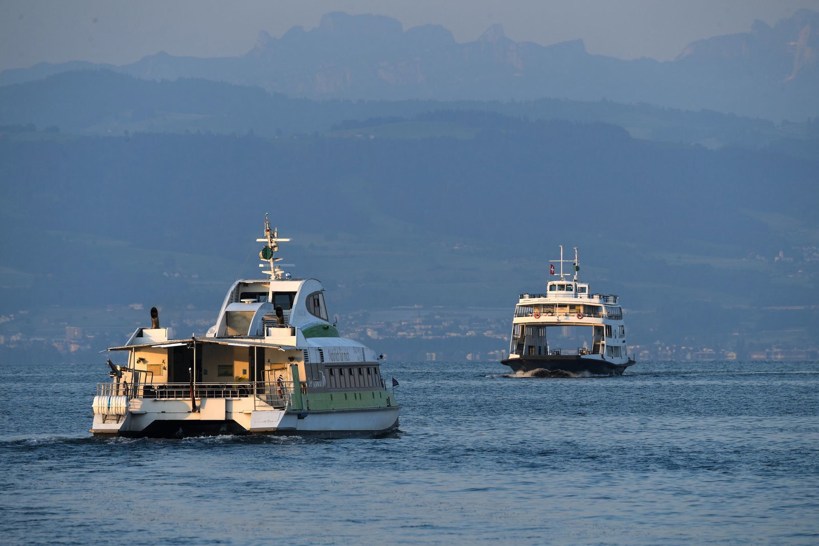Der Schiffsverkehr im Konstanzer Hafen läuft normal weiter. (Symbolbild)
