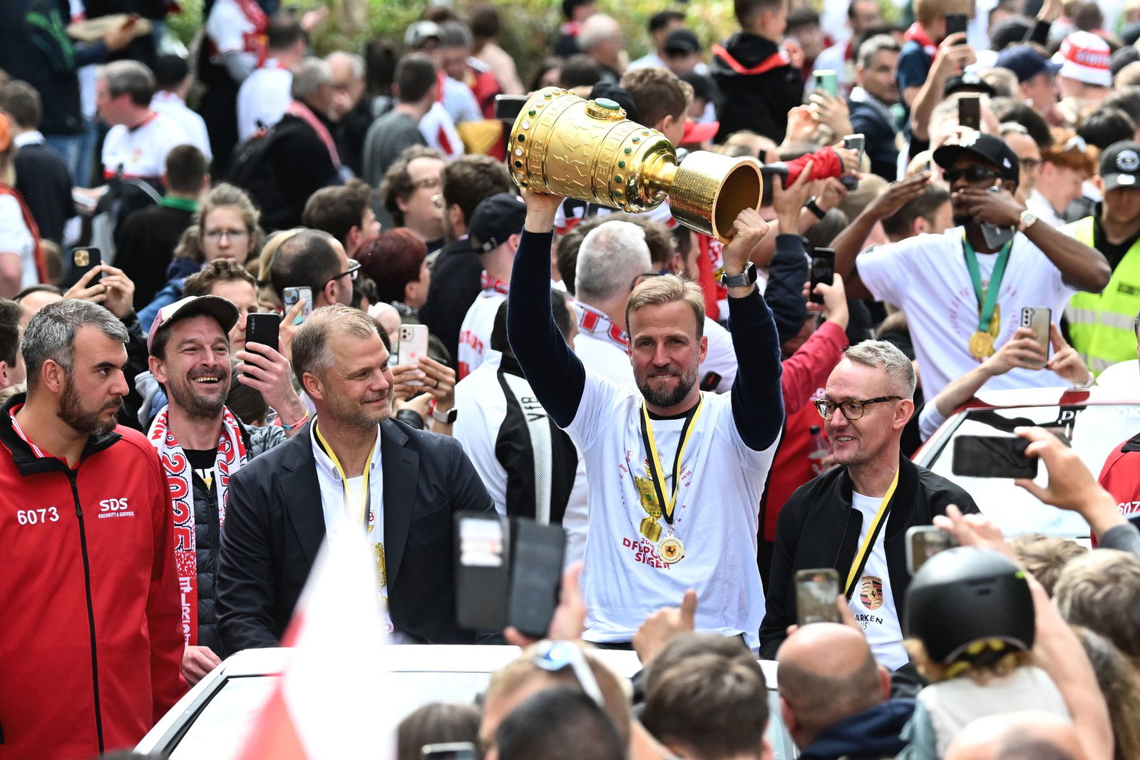 Die Erfolgsköpfe des VfB Stuttgart bleiben zusammen: Fabian Wohlgemuth, Sebastian Hoeneß und Alexander Wehrle. (Archivbild)