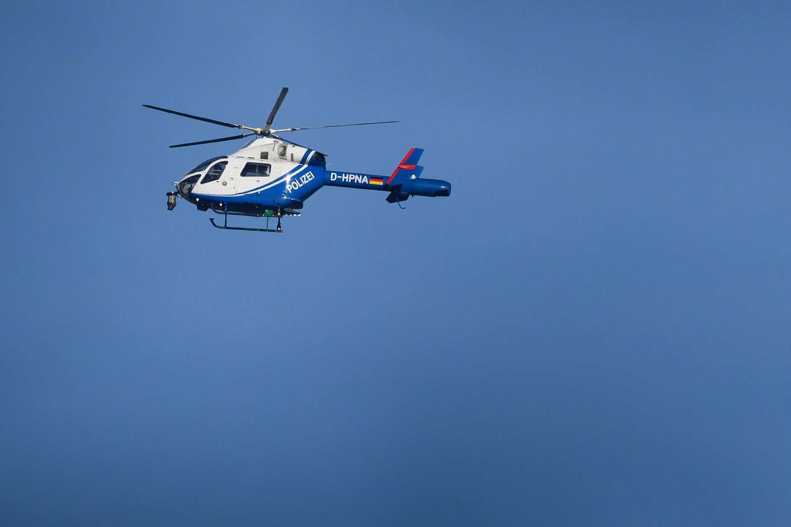 In Schwenningen sucht die Polizei mit einem Hubschrauber nach dem flüchtigen Täter. (Symbolbild)