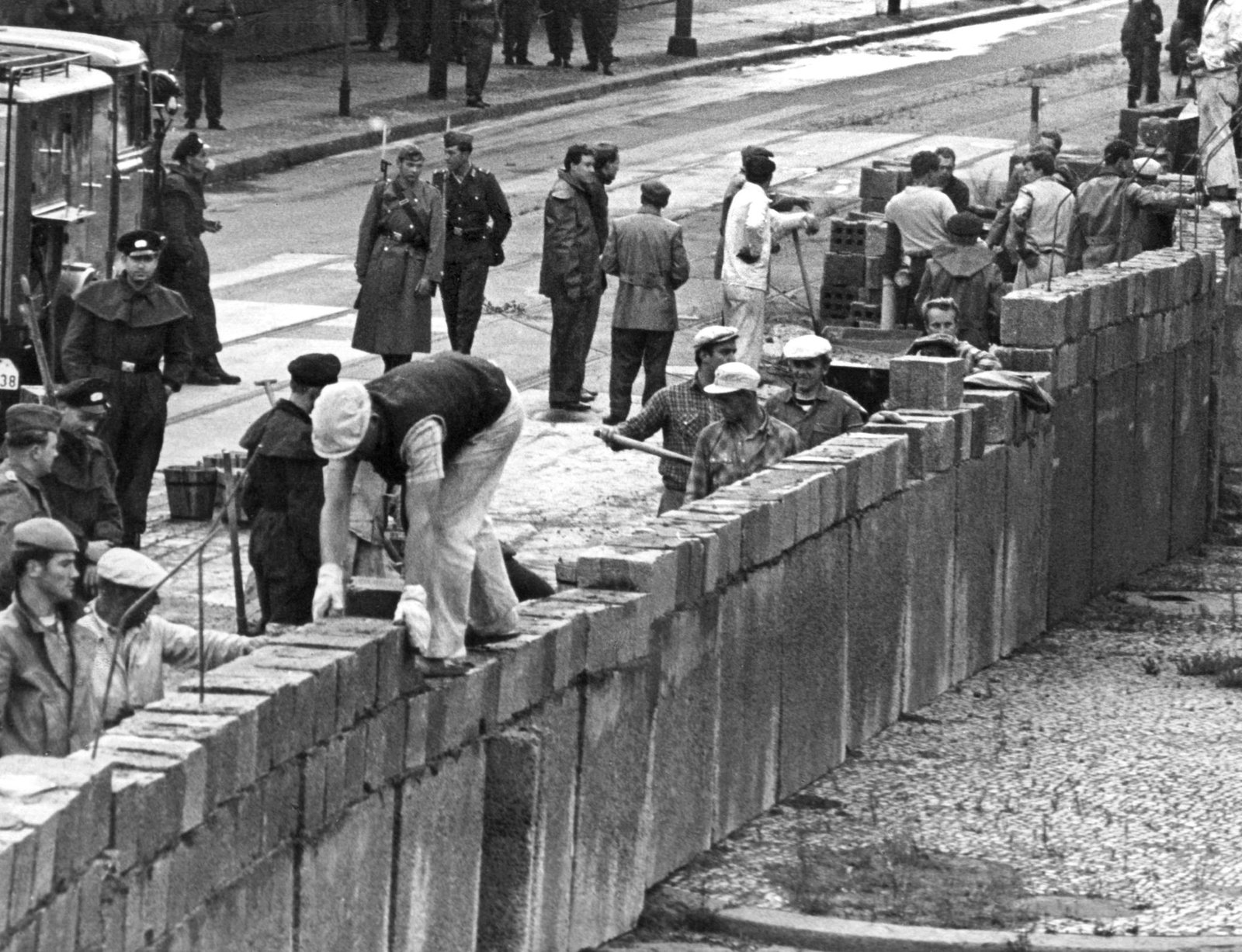 Am frühen Morgen des 13. August 1961 begann der Mauerbau. (Archivbild) 