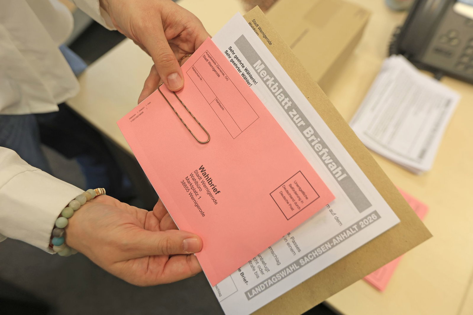 Jeder Bürger kann auf Antrag auch per Brief abstimmen bei der Landtagswahl. 