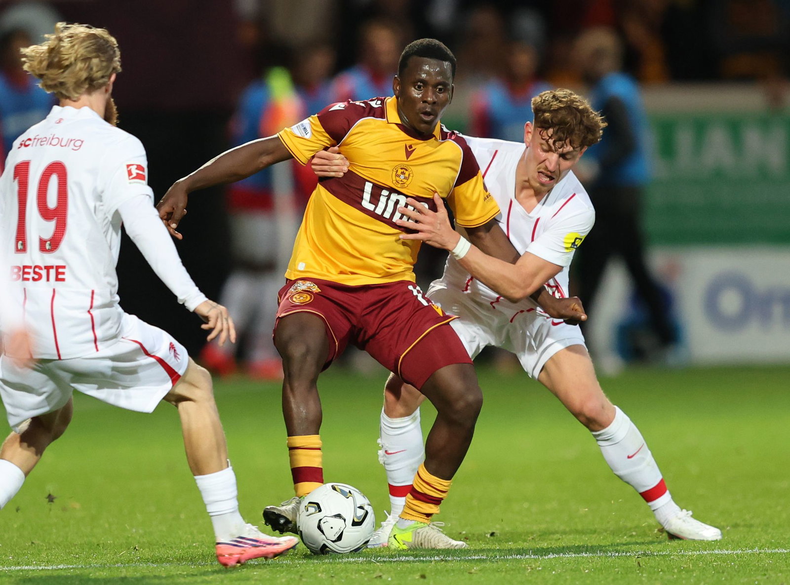 Anfangs hatte der Sport-Club Probleme: Motherwells Ibrahim Said schirmt den Ball gegen Philipp Treu ab.