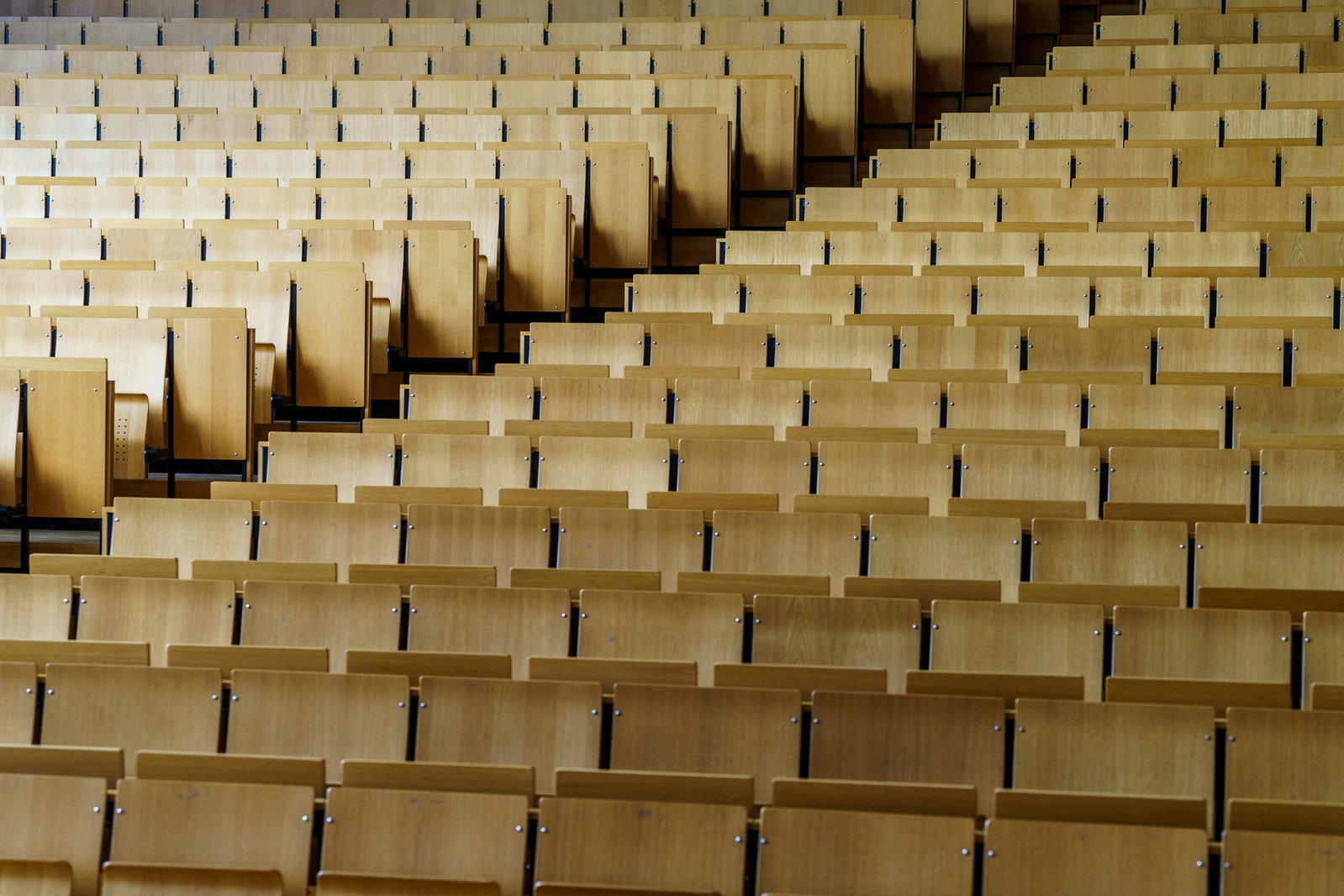 Obwohl die Anzahl weiblicher Professuren stark gestiegen ist, gibt es weiterhin deutlich mehr Männer in der Stellung. (Symbolbild)