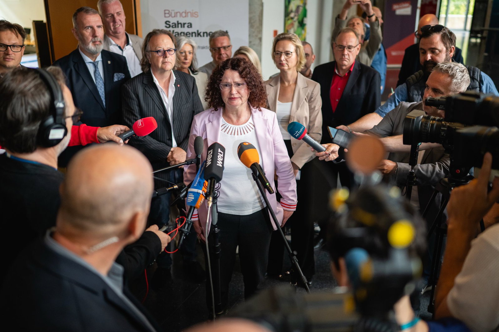 Die Fraktionsvorsitzende des BSW im Thüringer Landtag, Sigrid Hupach (M), erklärt das Votum der Landtagsfraktion. 