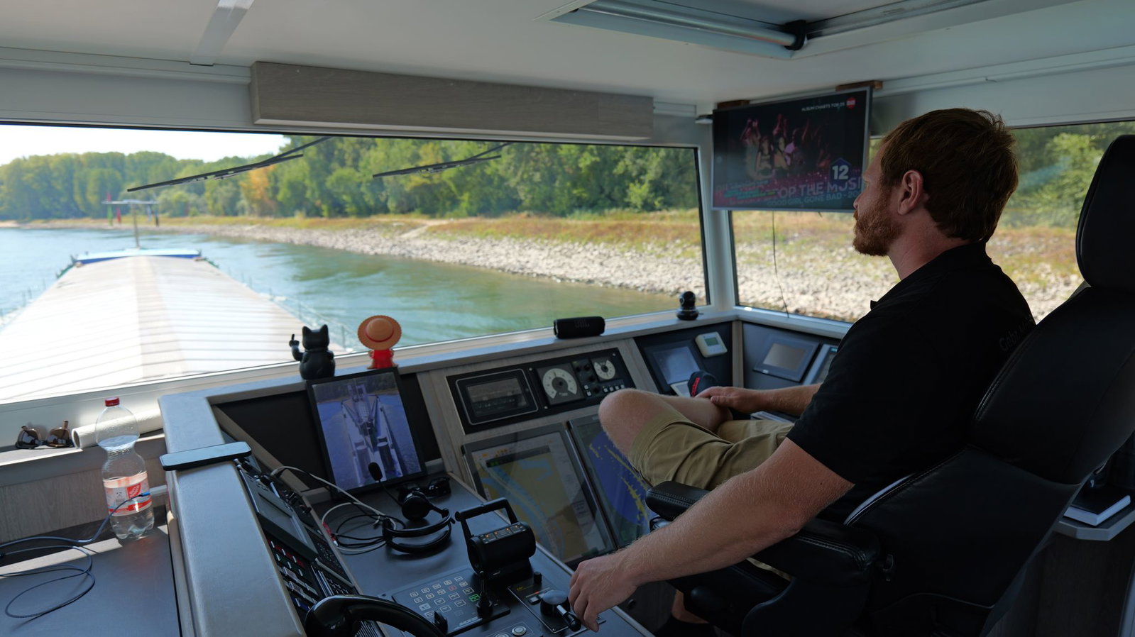Blick aus dem Führerhaus über den Schiffsbug: Binnenschiffer Patrick Mnich steuert mit der GMS Kallisto über den Rhein.