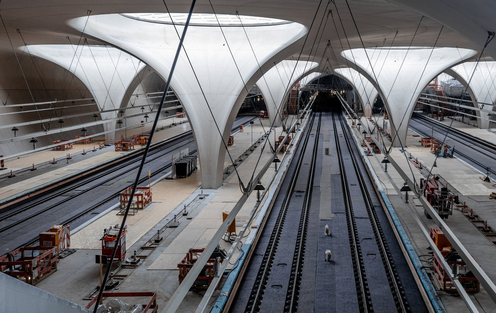 In der Halle des neuen Tiefbahnhofs in Stuttgart soll es auch ohne Klimaanlage kühl bleiben, sagt die Bahn in einem Video. Die Zuschauer sind eher skeptisch. (Archivbild)