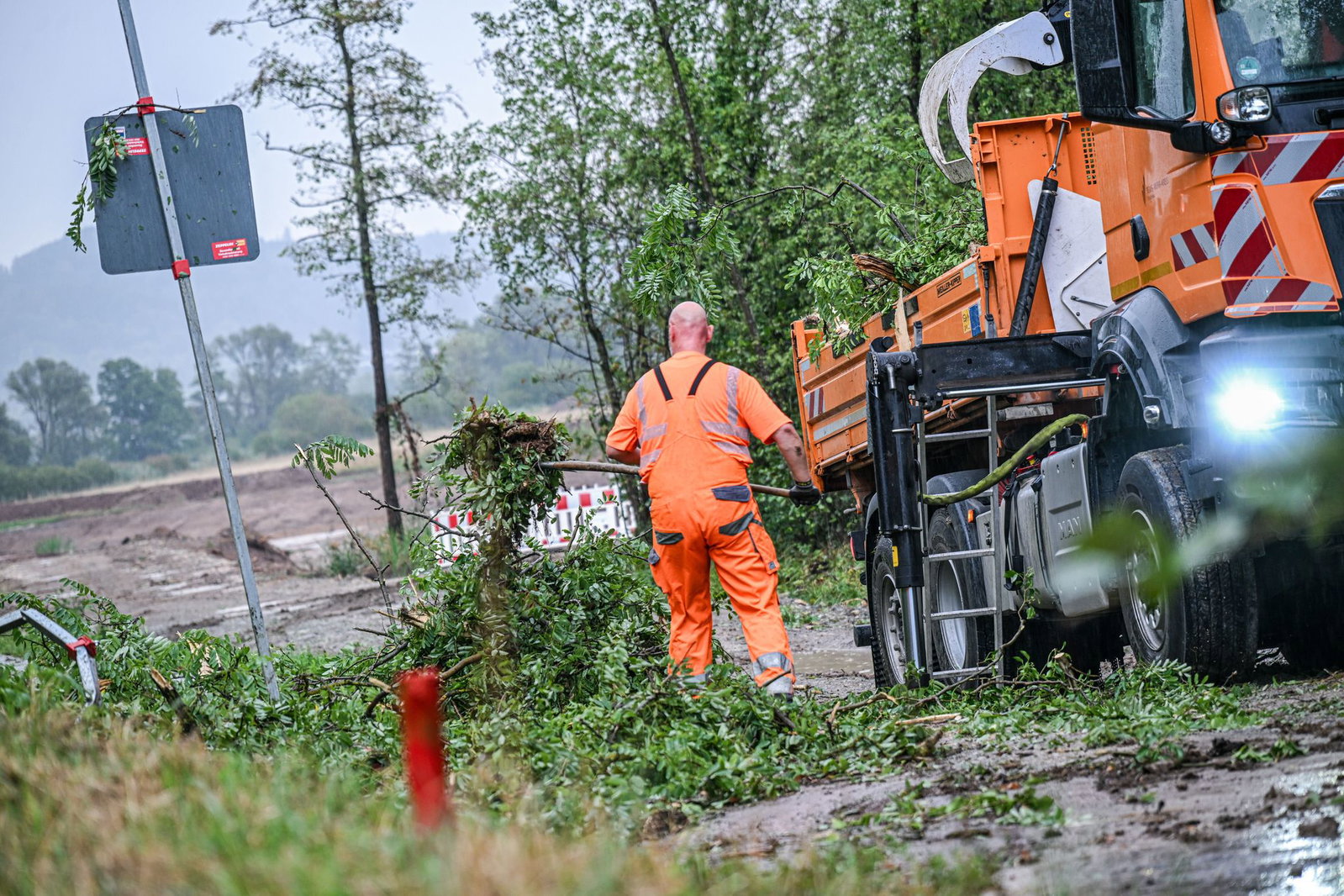 Auf der B14 mussten Äste beiseite geräumt werden.