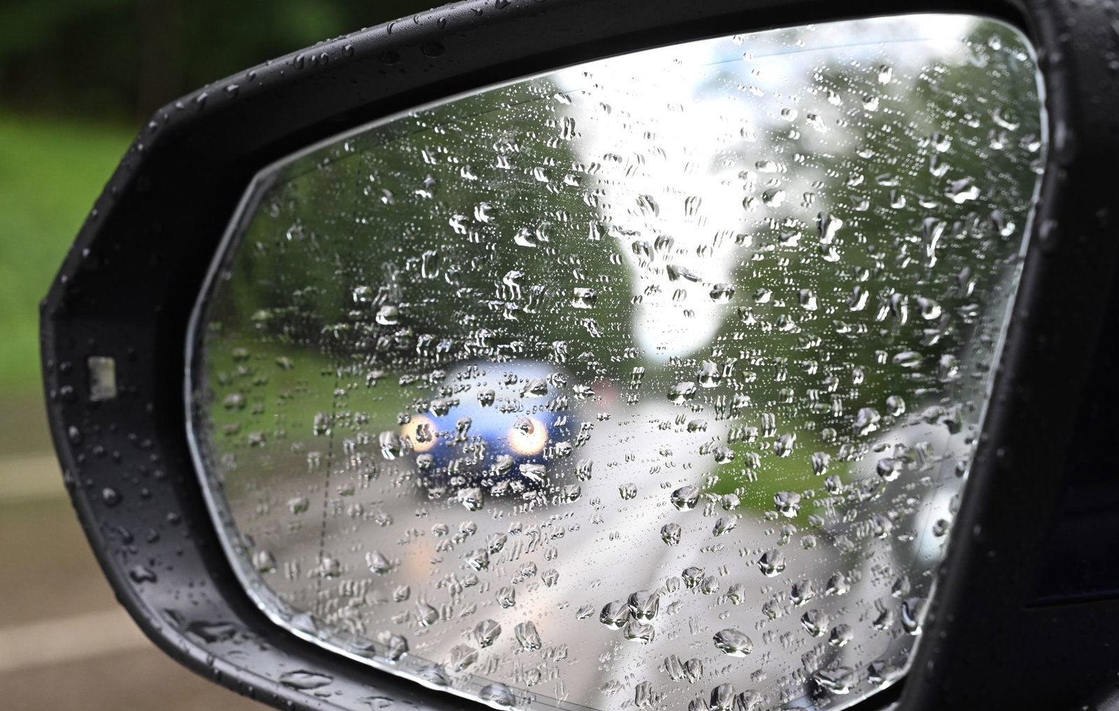 Nasse Straßen sorgten für zwei Unfälle. (Symbolbild)