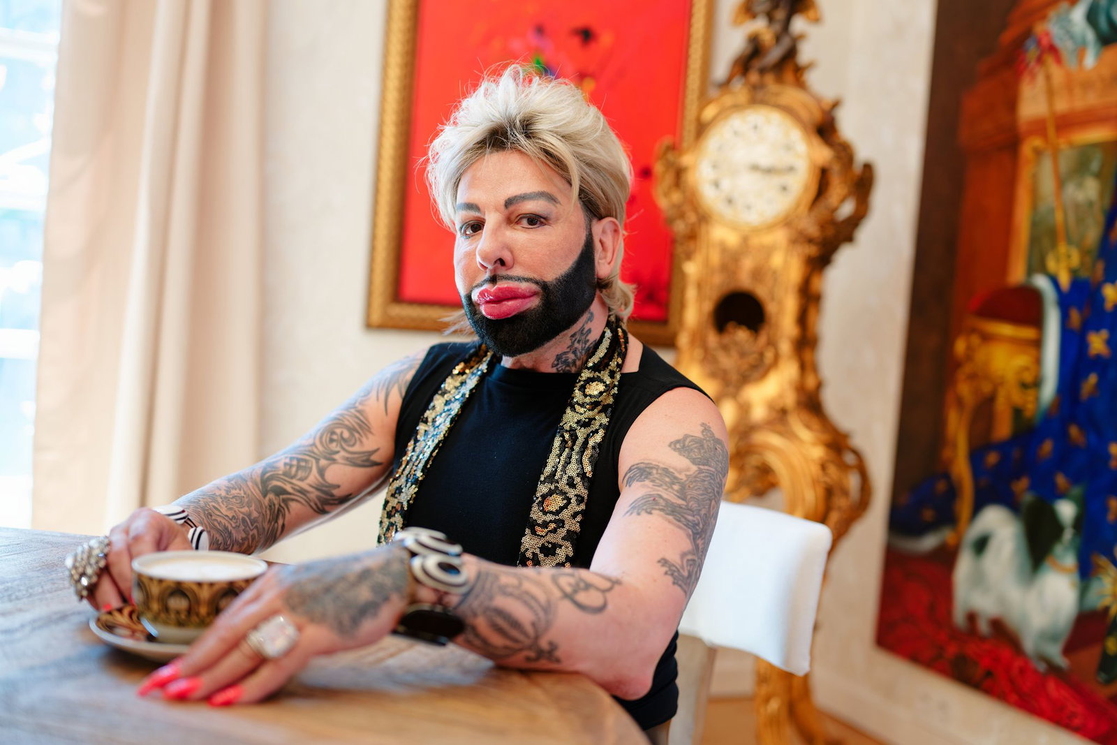 Glööckler in seiner Villa - das Erdgeschoss ist Galerie, oben ist privat.