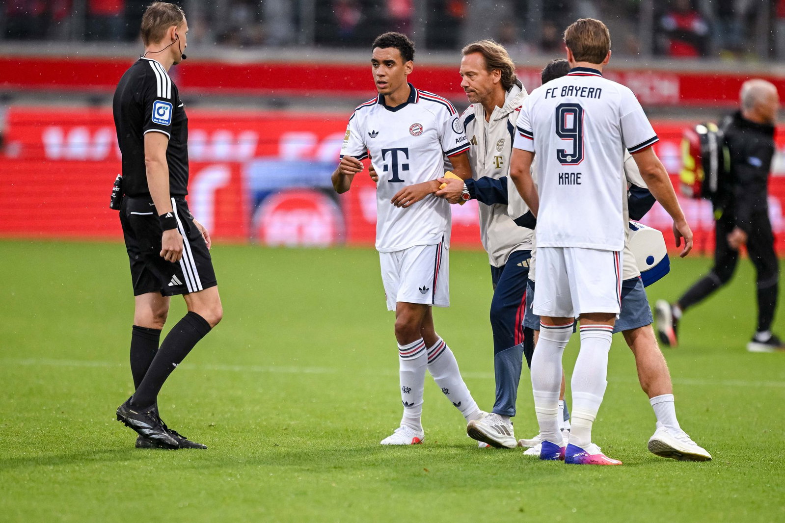 Musste nach wenigen Minuten wieder vom Feld: Jamal Musiala (M.).