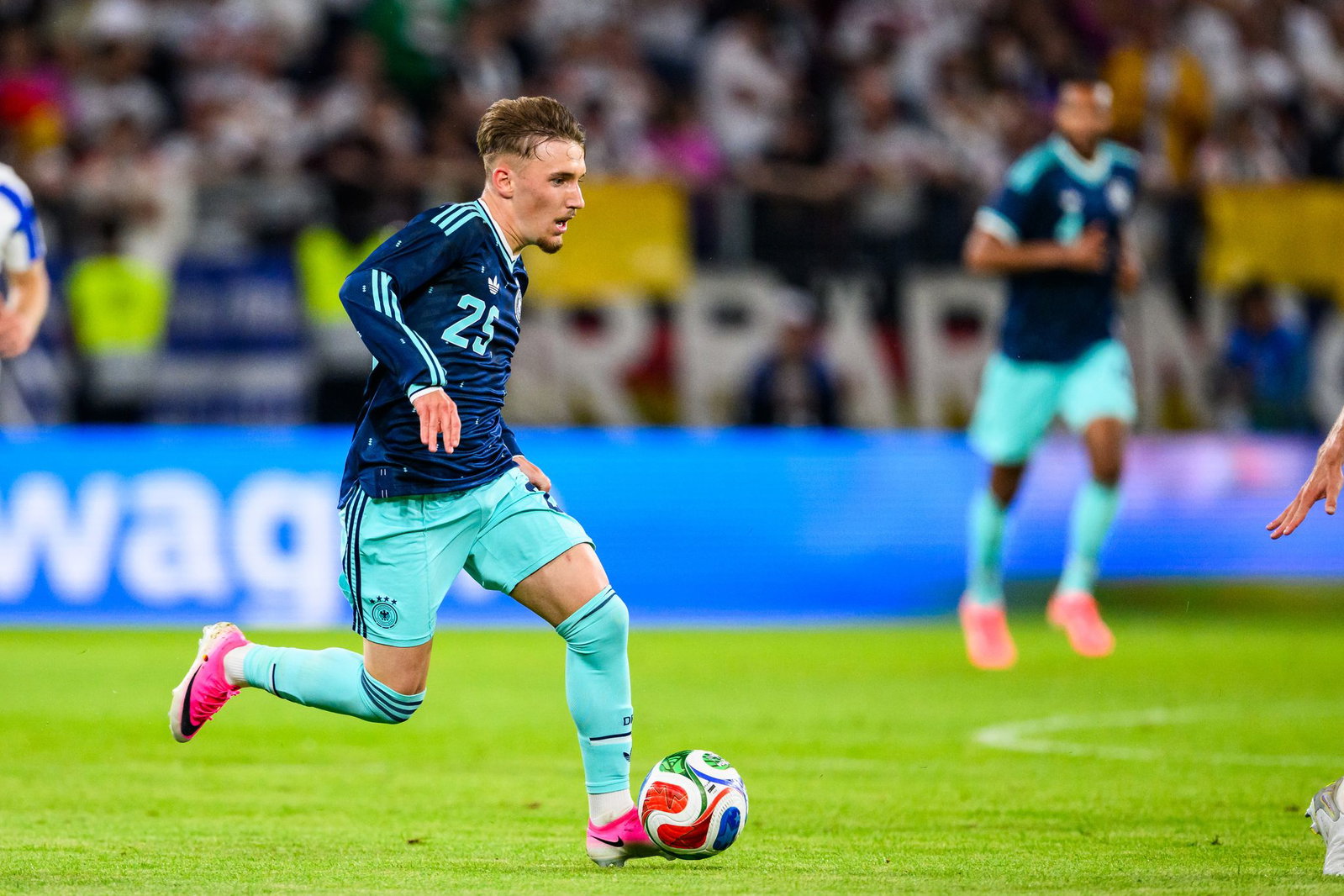 Nach seinem Kurz-Comeback für den FC Bayern will Lennart Karl schnellstmöglich auch wieder im Nationaltrikot auflaufen. (Archivbild)