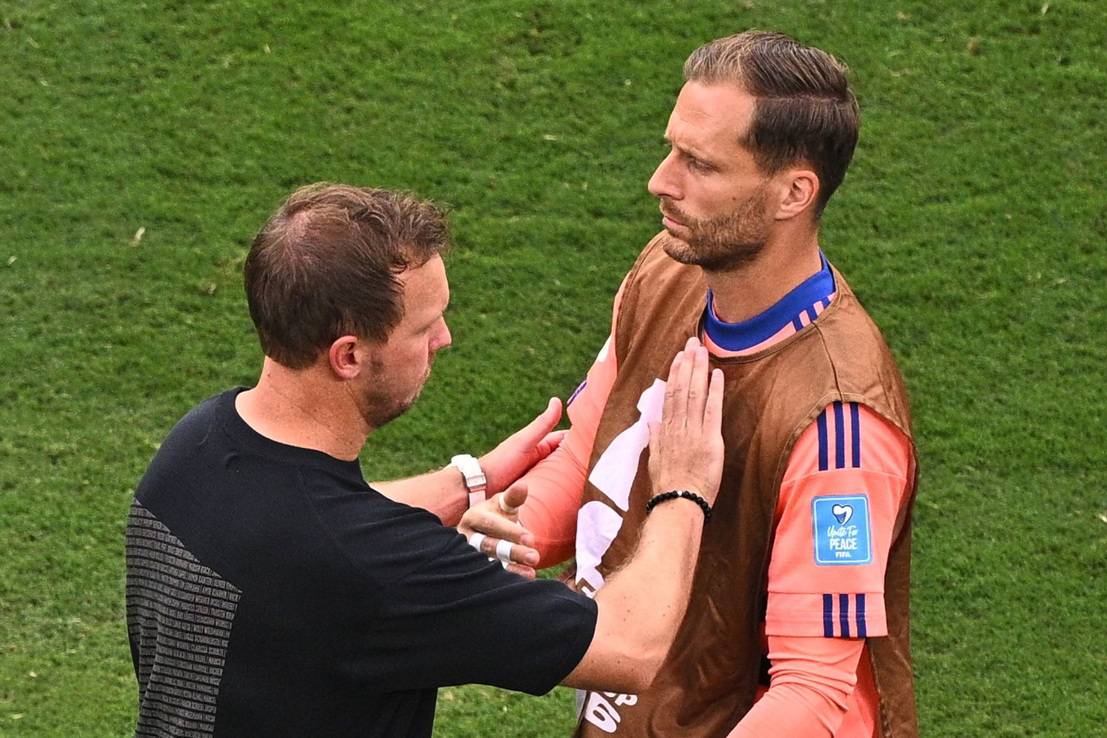 Haben alles geklärt: Ex-Bundestrainer Julian Nagelsmann (l) und Torwart Oliver Baumann. (Archivbild)