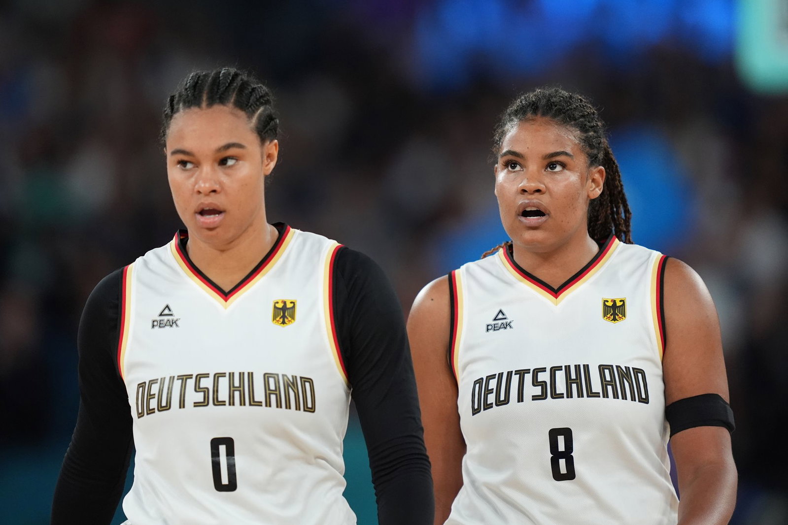 Satou (l) und Nyara Sabally sollen wichtige Rollen im deutschen Team einnehmen. (Archivbild)