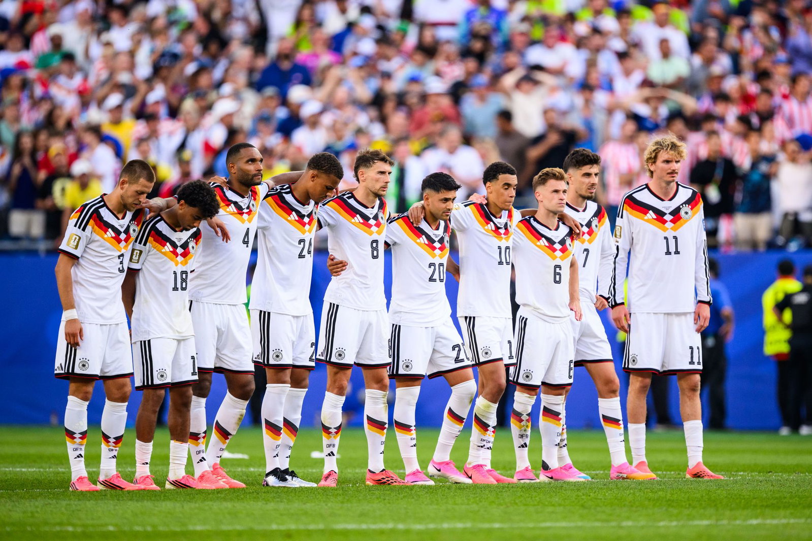 Jamal Musiala (4. von rechts) trifft - aber Deutschland scheidet bei der Fußball-WM gegen Paraguay aus. (Archivbild)