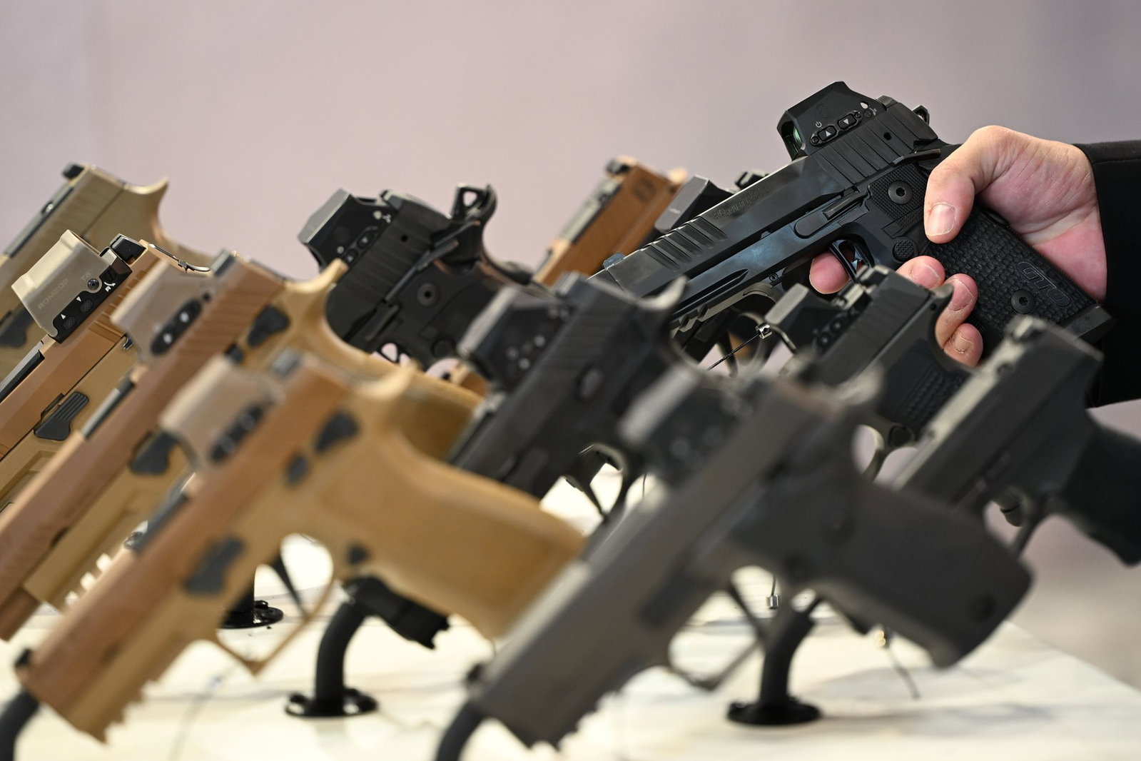 Konkurrent Sig Sauer fertigt Pistolen, die er bei der Waffenmesse Eurosatory zur Schau stellte.