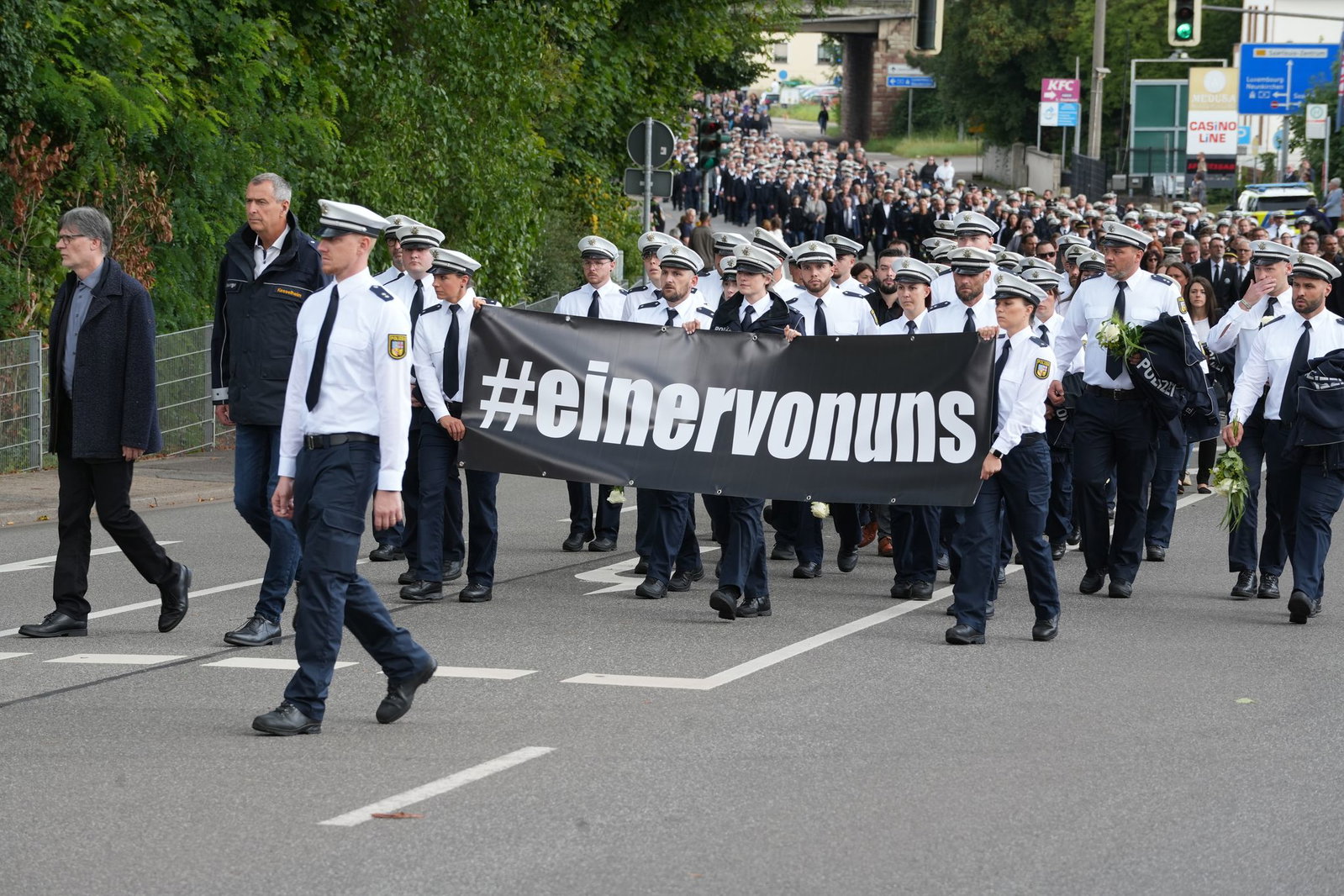 Vor knapp einem Jahr gedachten Hunderte von Polizisten ihres erschossenen Kollegen in Völklingen. Bis heute hat die Gewalttat Folgen. (Archivbild)