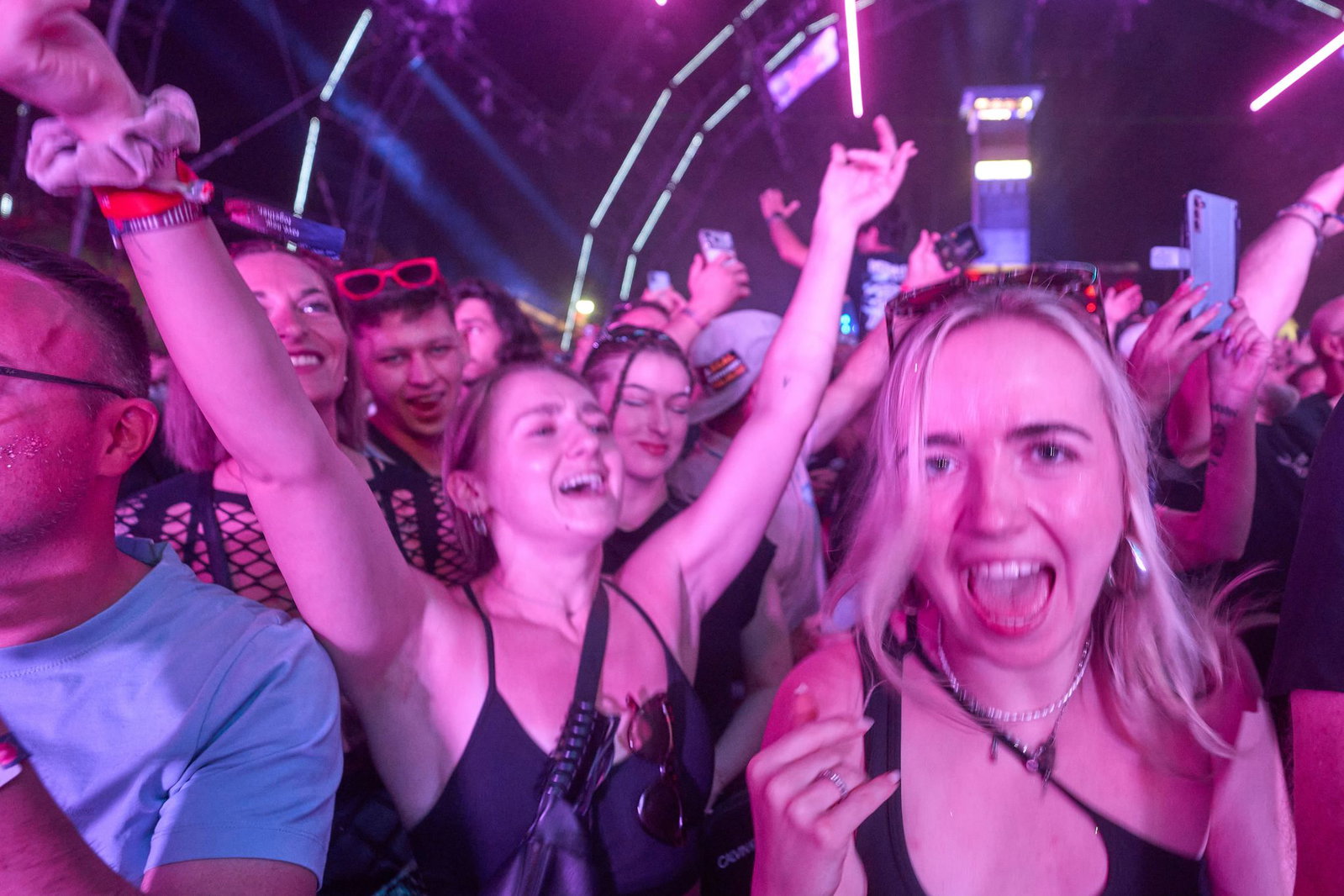 Zehntausende Raver feiern beim Nature One Festival.