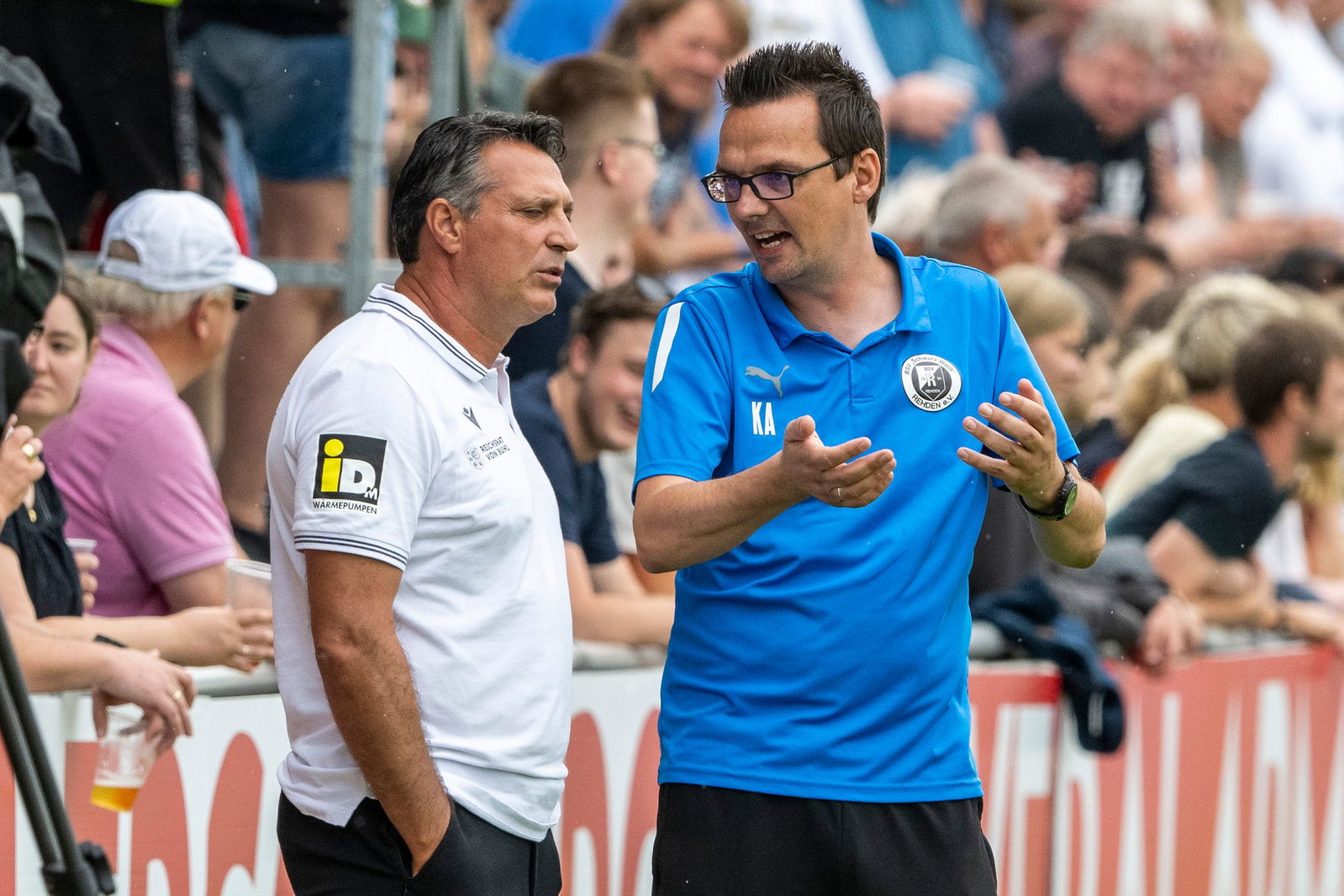 Arambasic 2022 im Austausch mit Sandhausens Trainer Alois Schwartz (l). (Archivbild)