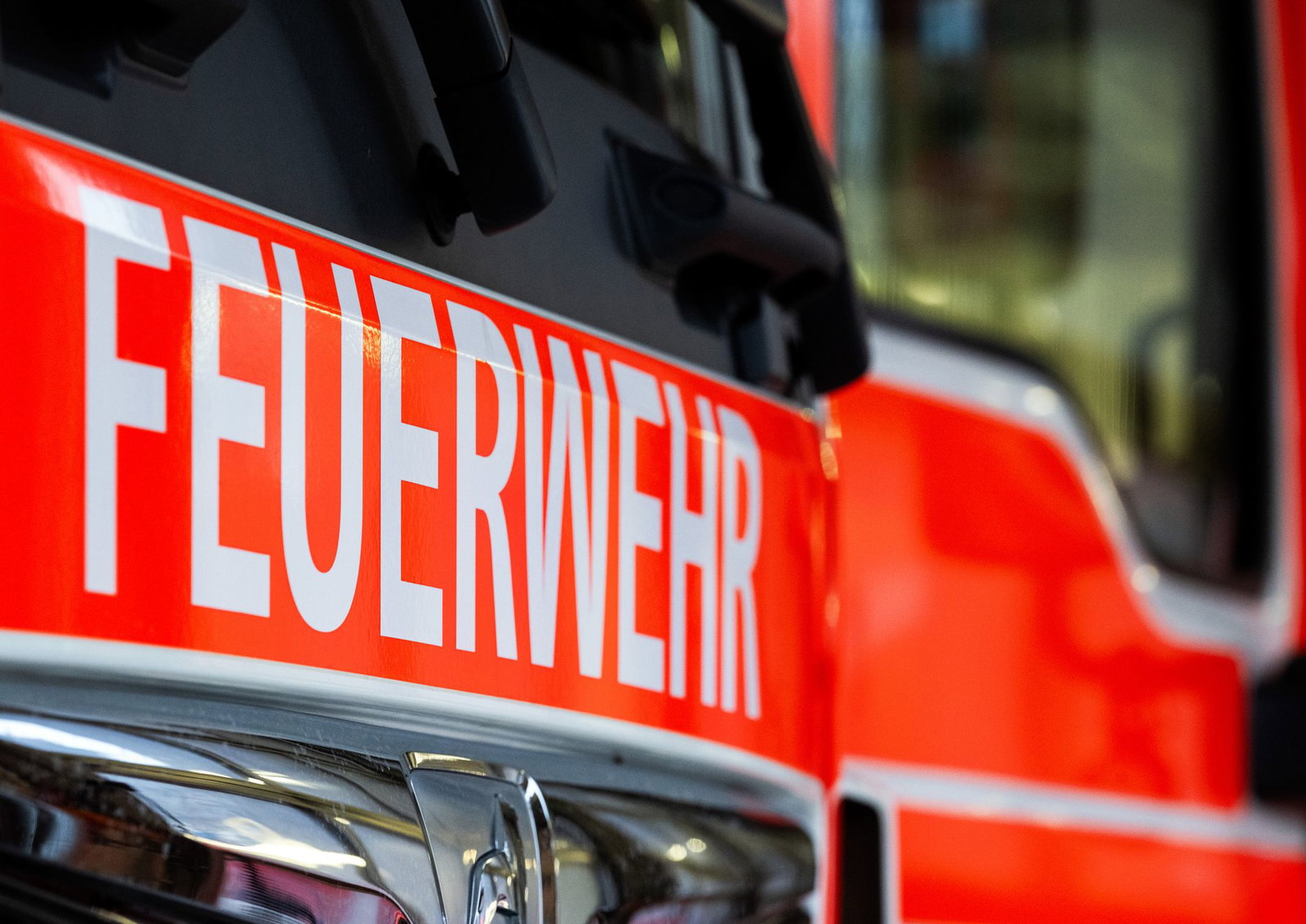 Feuerwehr und Rettungsdienst waren nach einem Unfall zwischen einem Auto und einem Traktor im Einsatz. (Symbolbild)