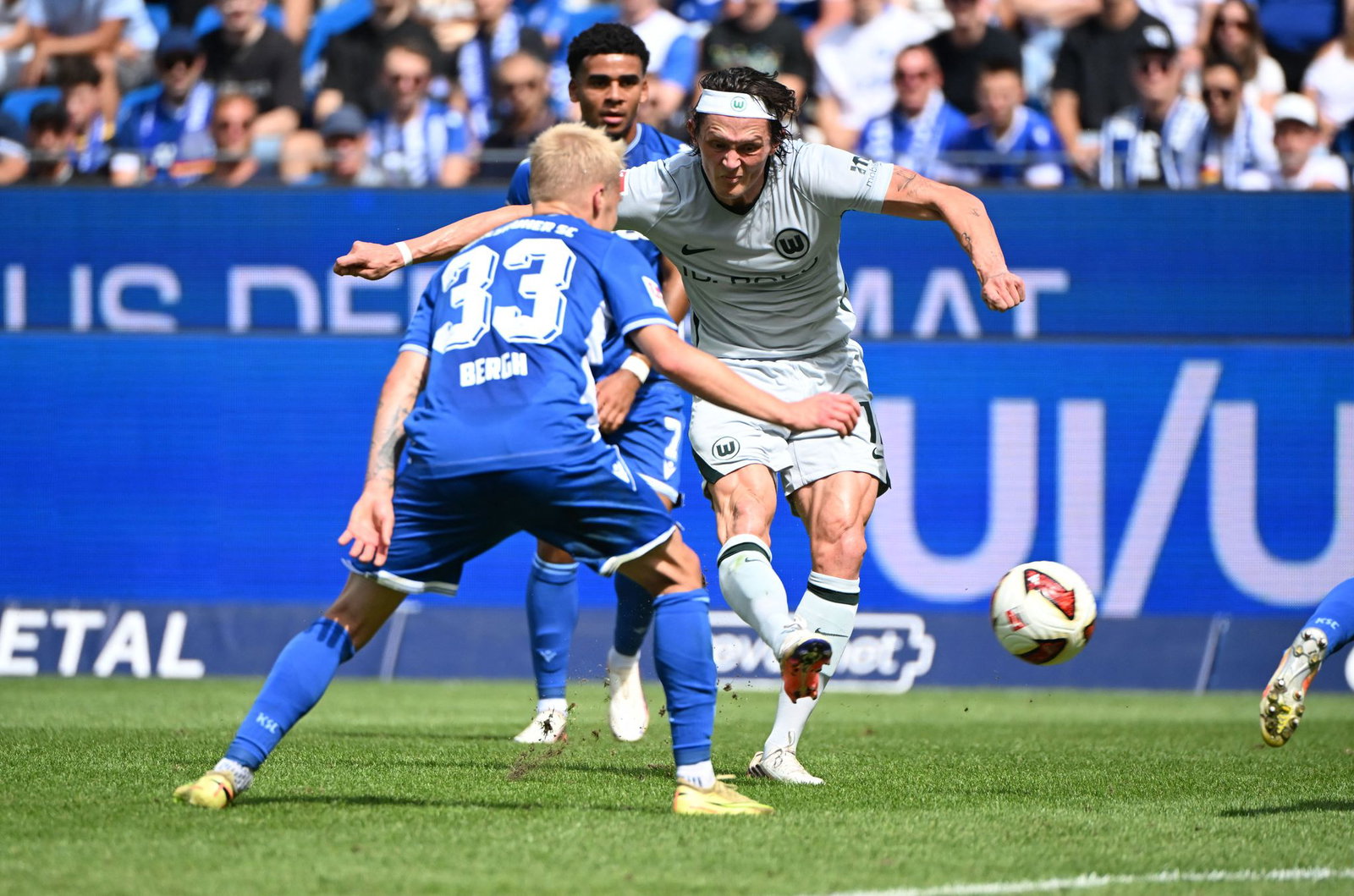 Ausgepfiffen, aber treffsicher: Wolfsburgs Fabian Reese (r).