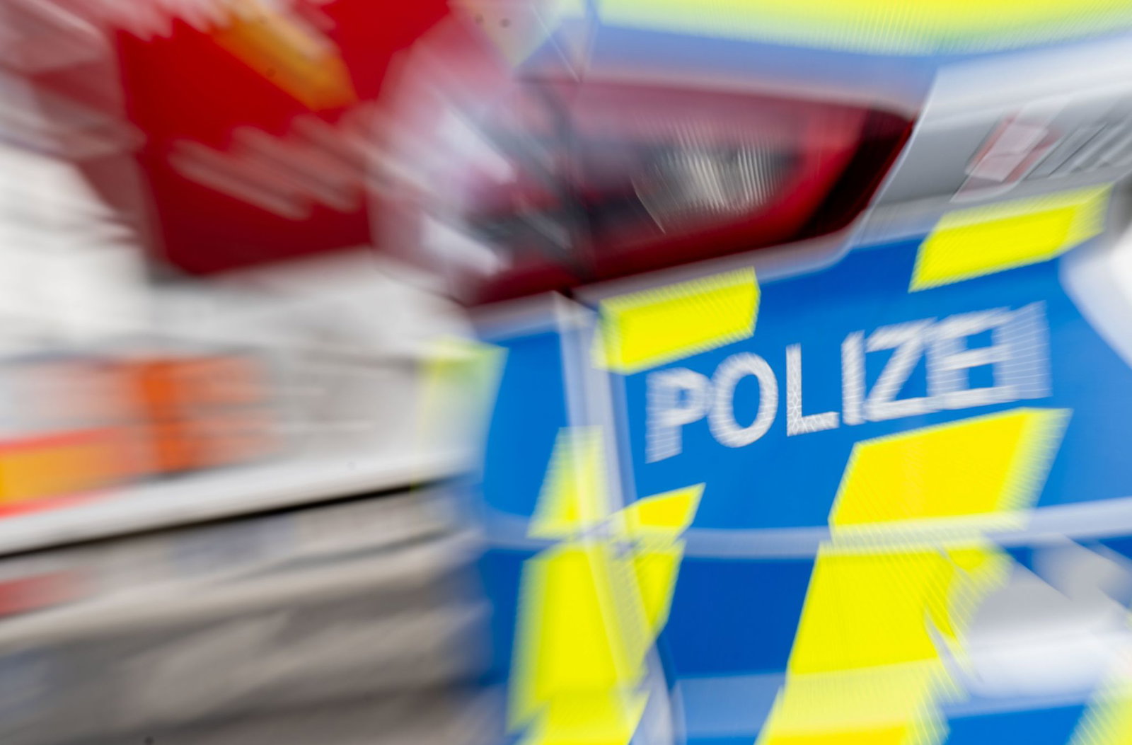 Bei der Kollision mit einer Hauswand wird ein junger Autofahrer leicht verletzt. (Symbolbild)