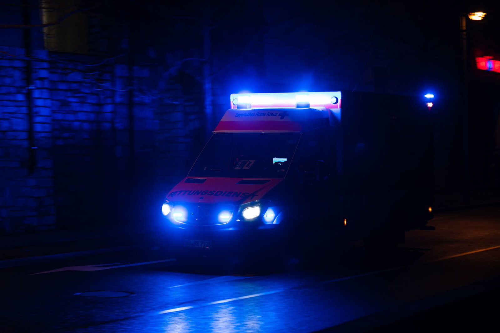 Bei dem Unfall wurden mehrere Menschen schwer verletzt. (Symbolbild)