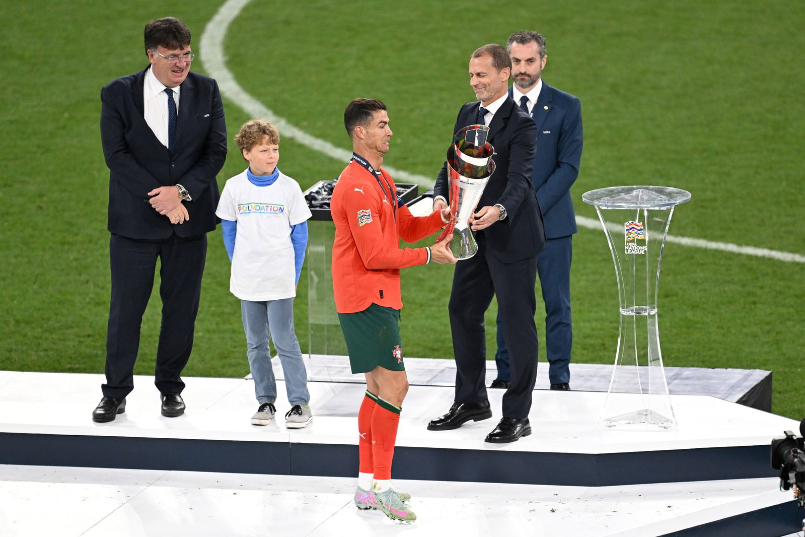 Ceferin überreicht Ronaldo die Nations-League-Trophäe. (Archivbild)