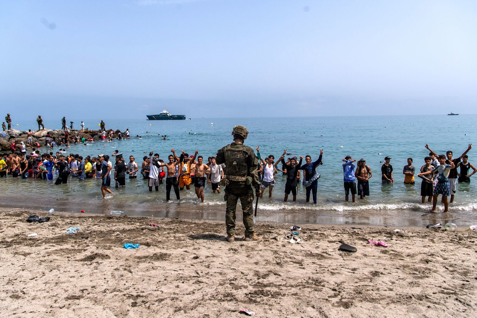 Spanische Soldaten blockierten den Zugang zum Strand.