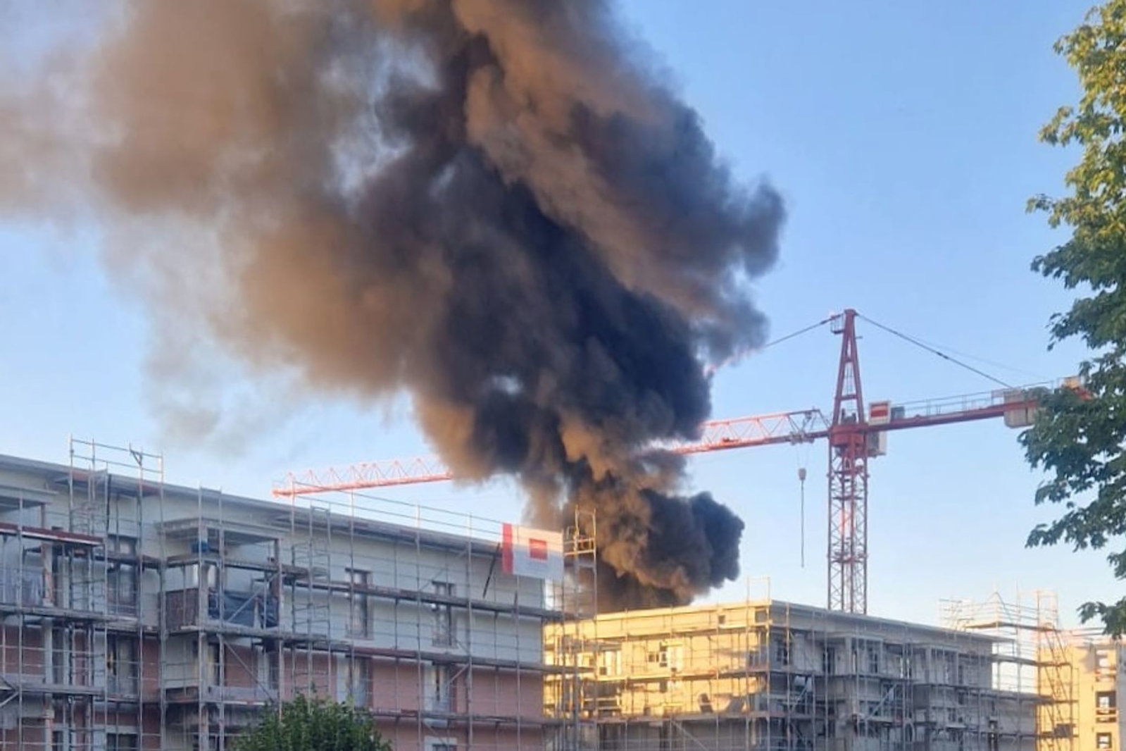 Eine weithin sichtbare Rauchsäule steigt über einer Großbaustelle im Stuttgarter Stadtteil Rot auf.