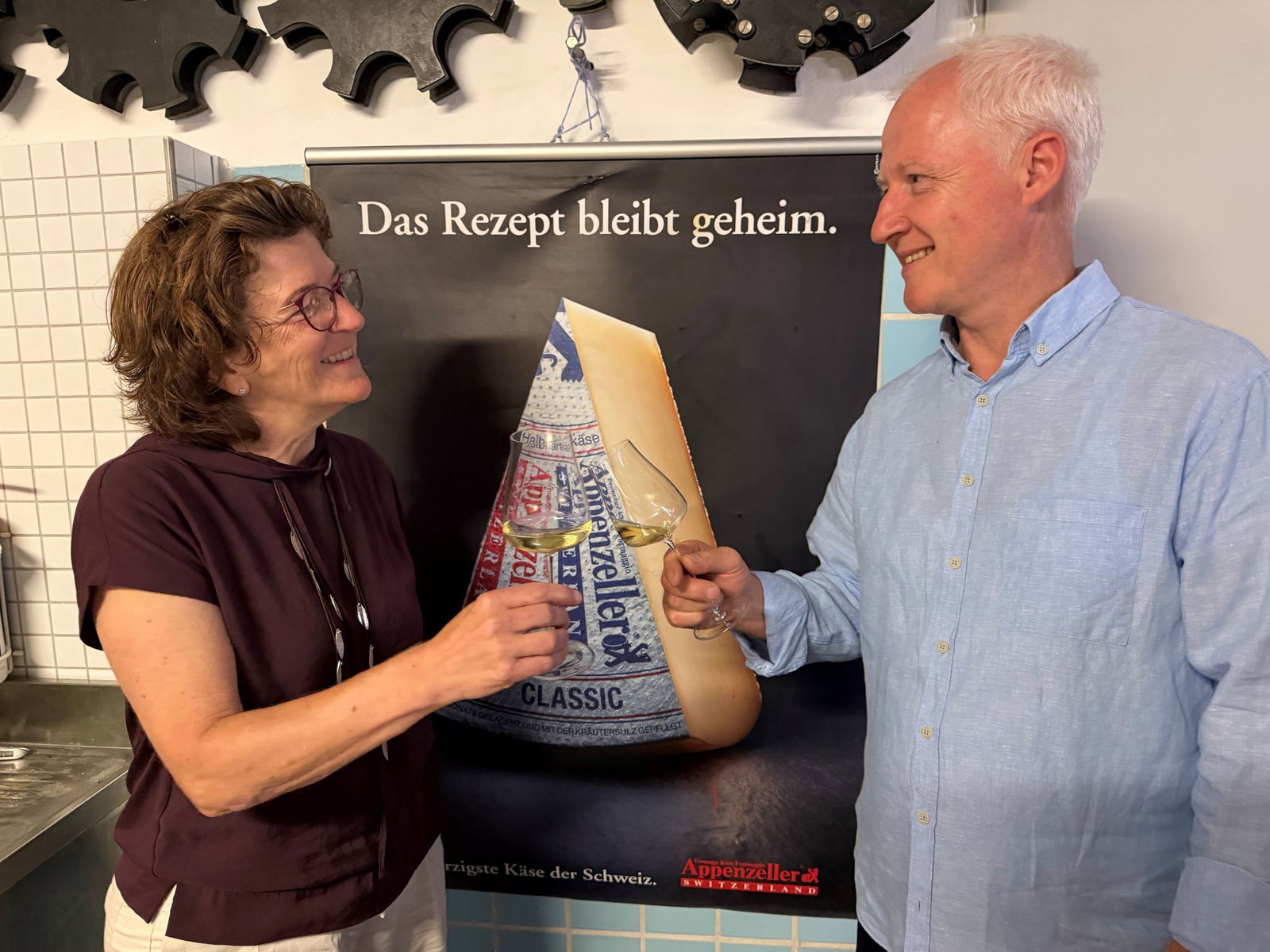 Das Quereinsteiger-Winzerpaar Eva Raps und Urban Kaufmann im eigenen Weinbaubetrieb.