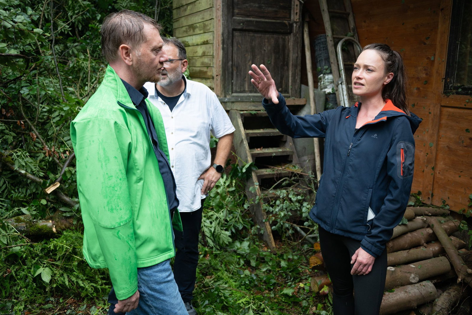Das Unwetter hat einen Imbiss am Amselsee verwüstet - Sachsens Ministerpräsident Michael Kretschmer spricht mit der TV- und Eventköchin Verena Leister. 