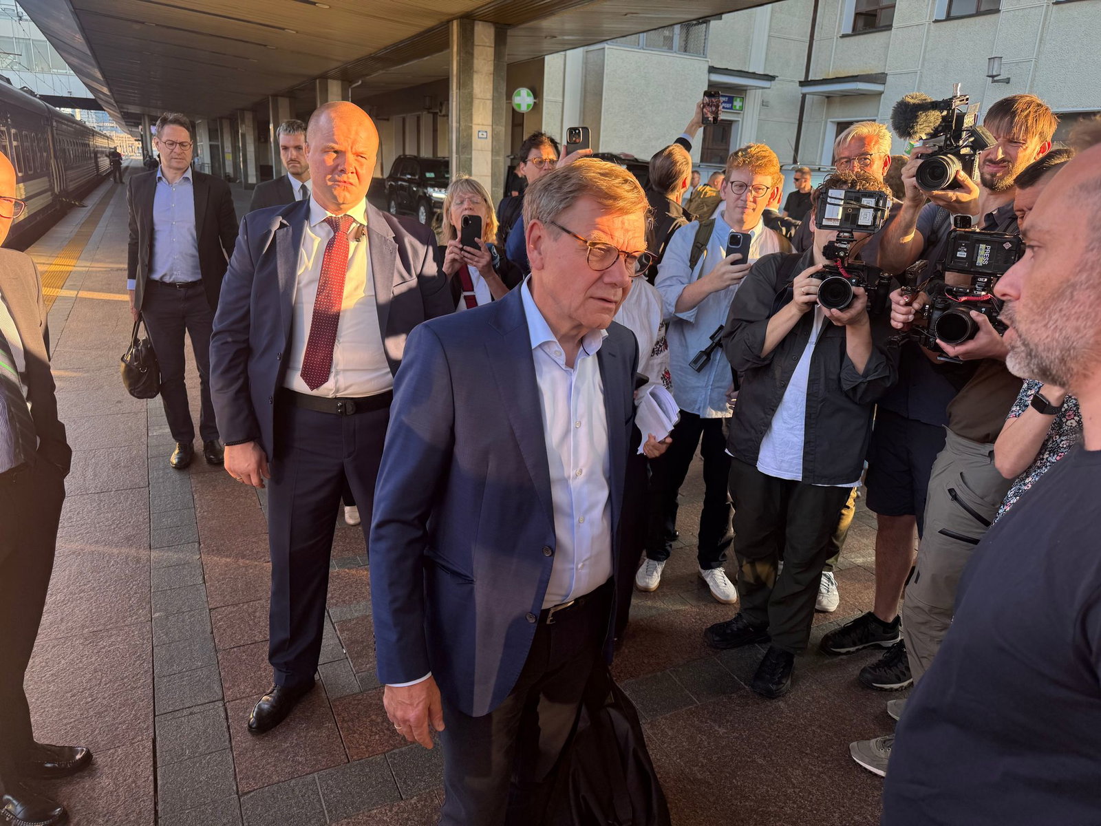 Nach seiner Ankunft in Kiew sendet der Minister erste Botschaften auch an Moskau.