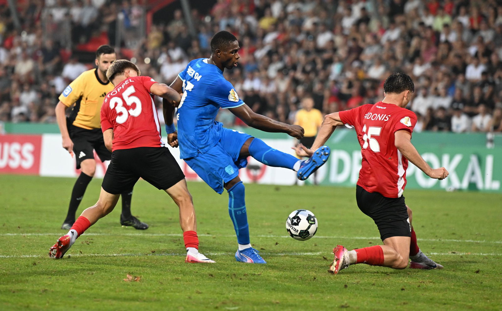 Im letzten Jahr im Pokal gegen Leverkusen, demnächst im Überlebenskampf der 3. Liga: Die Großaspacher Stoppel (l) und Aidonis (r).