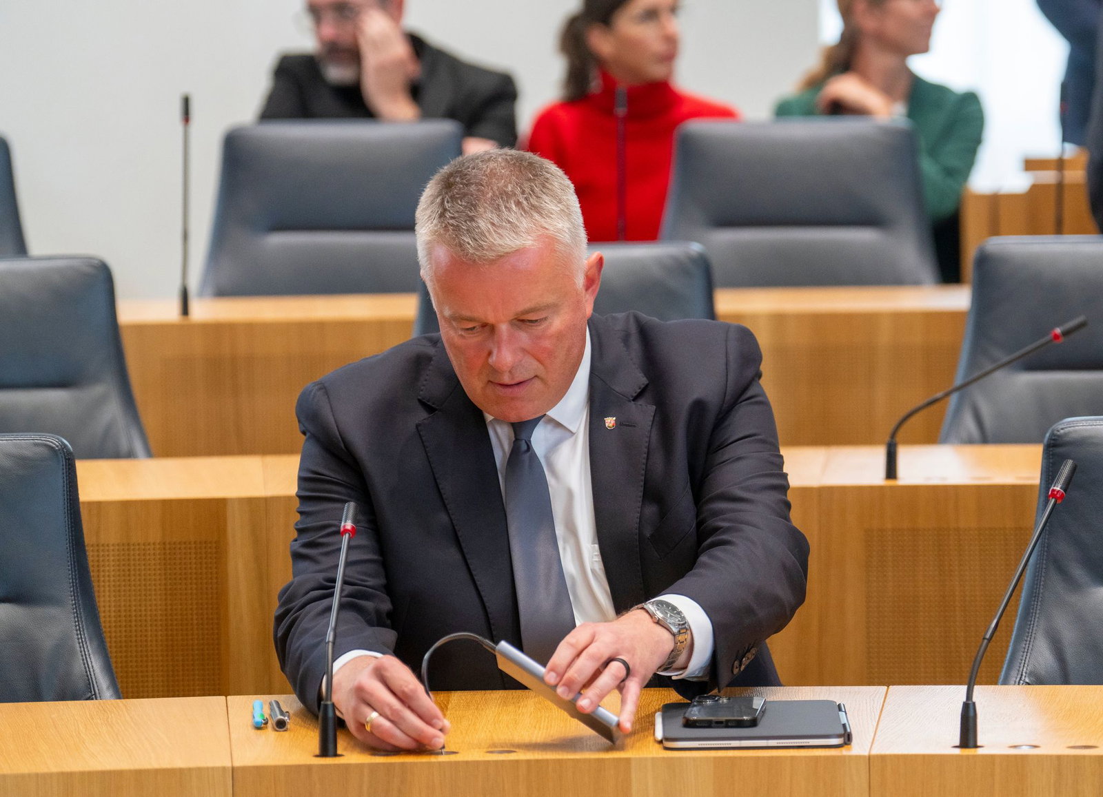 Ministerpräsident Gordon Schnieder (CDU) versucht, mit ruhiger Hand zu regieren. (Archivfoto)  