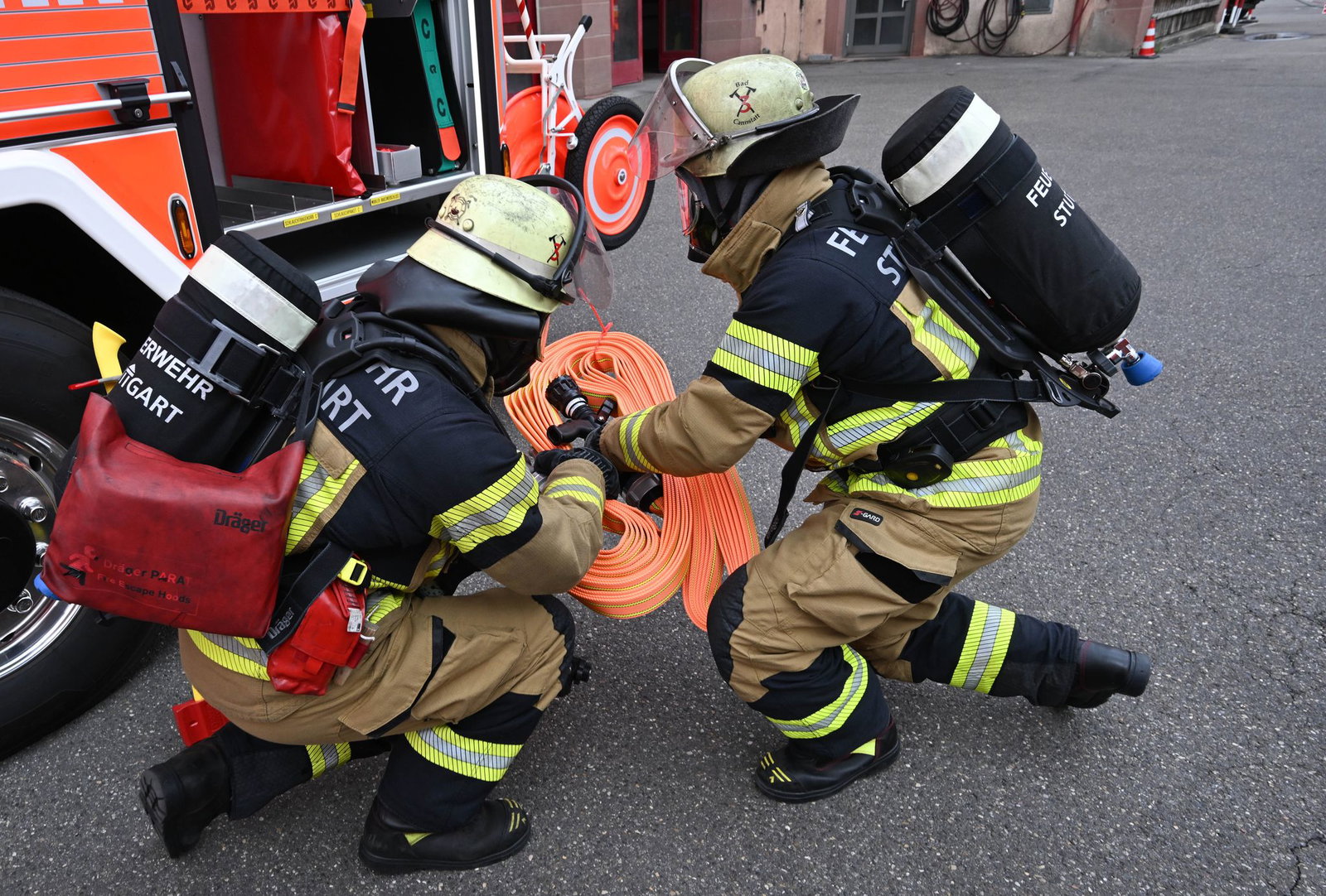 Nach bisherigen Erkenntnissen brach das Feuer in der Küche einer Dachgeschosswohnung aus. (Symbolbild)