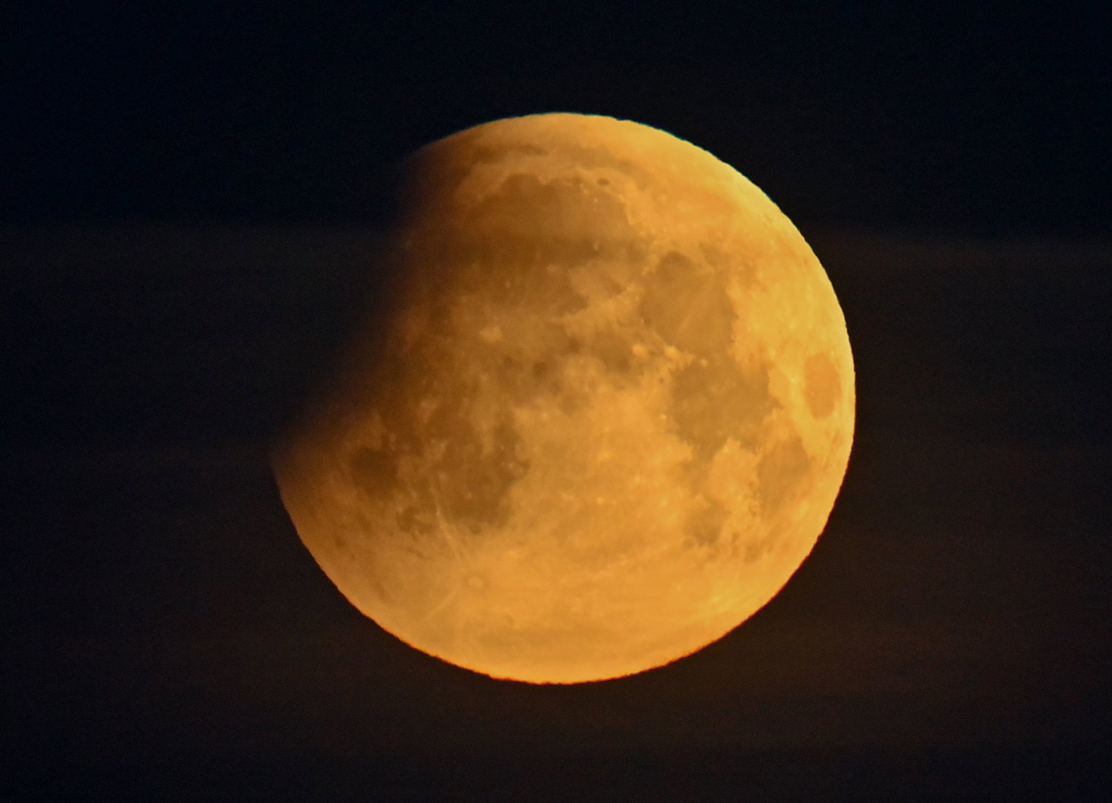 Der Mond tritt ab 4.33 Uhr in den Kernschatten der Erde ein. (Symbolbild)